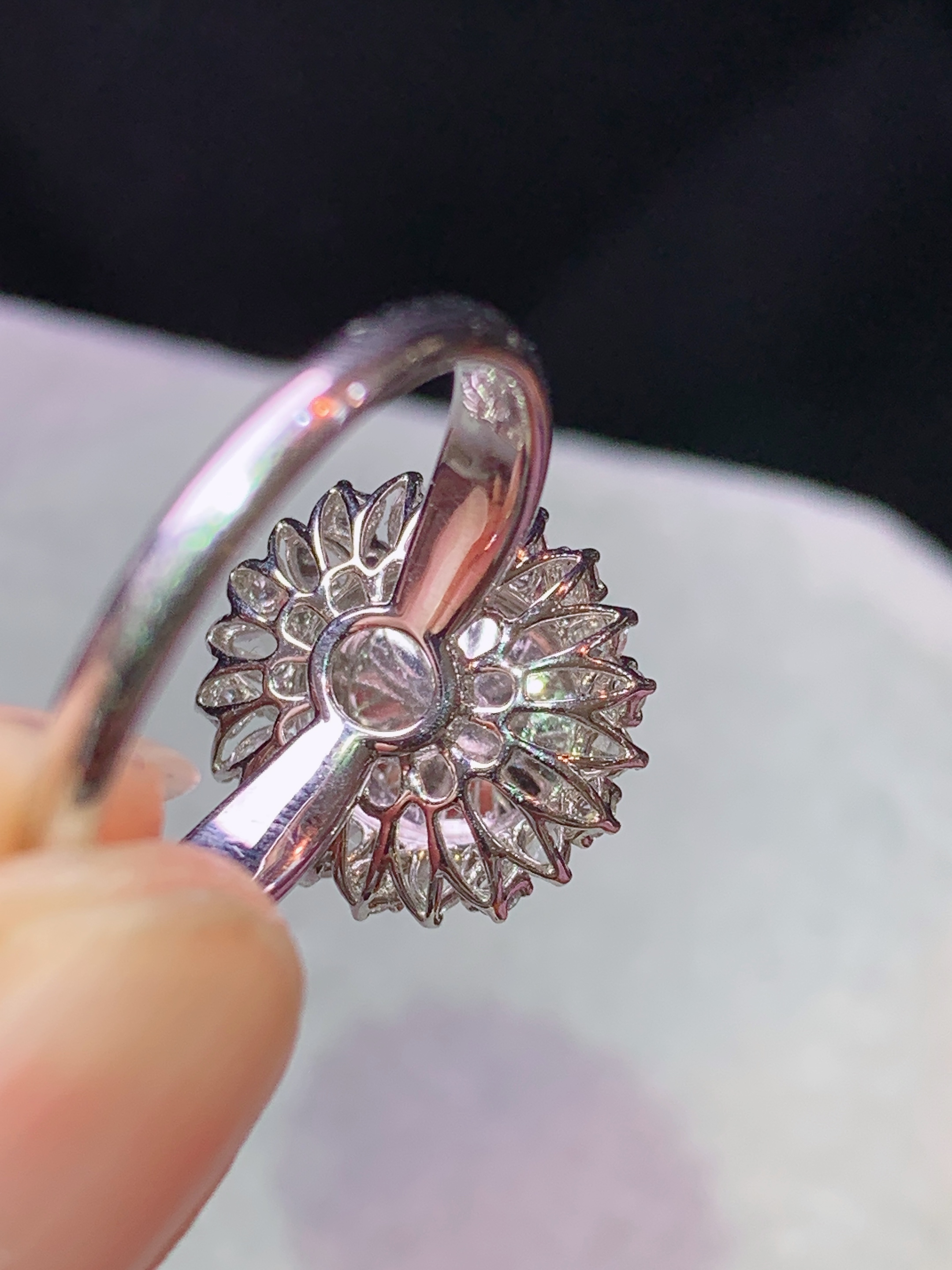 8k金钻镶嵌冰阳绿蛋面戒指 玉质细腻 色泽艳丽清新 水润亮眼 圈口14 整体尺寸14.5*13.3*11.5h2