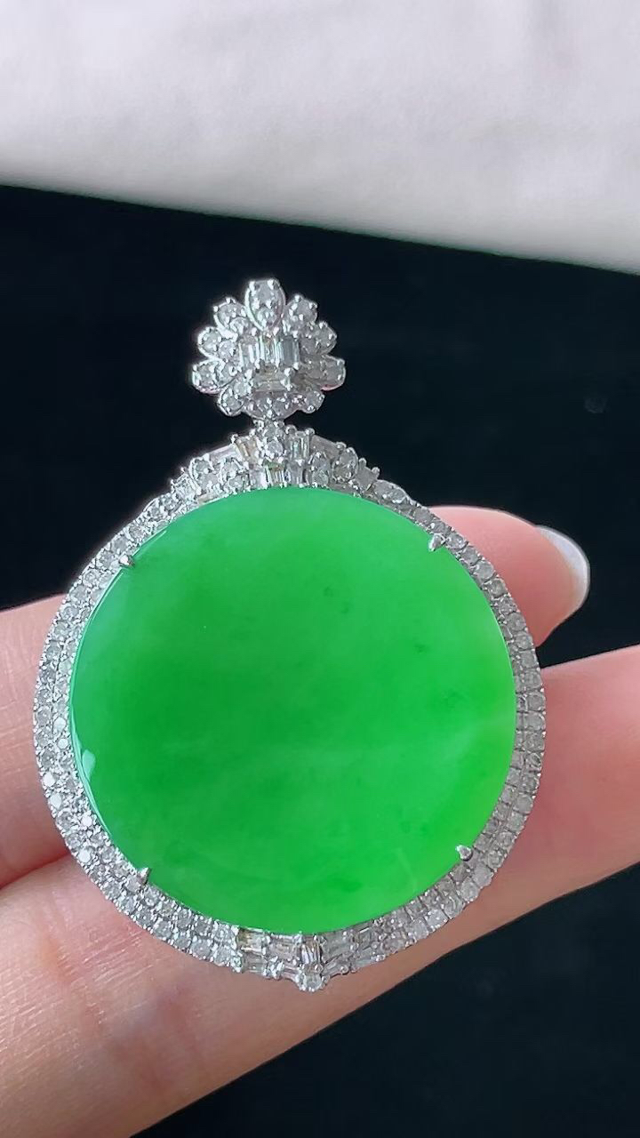 【翡翠名称】18K金豪华镶钻冰阳绿圆牌吊坠
【翡翠尺寸】含金41.7/29.5/9mm
【翡翠描述】宝贝种老水足，玉质细腻，色泽靓丽，性价比高，佩戴效果好！
【其它赠送】权威证书/精美挂绳盒子/支持全国复检