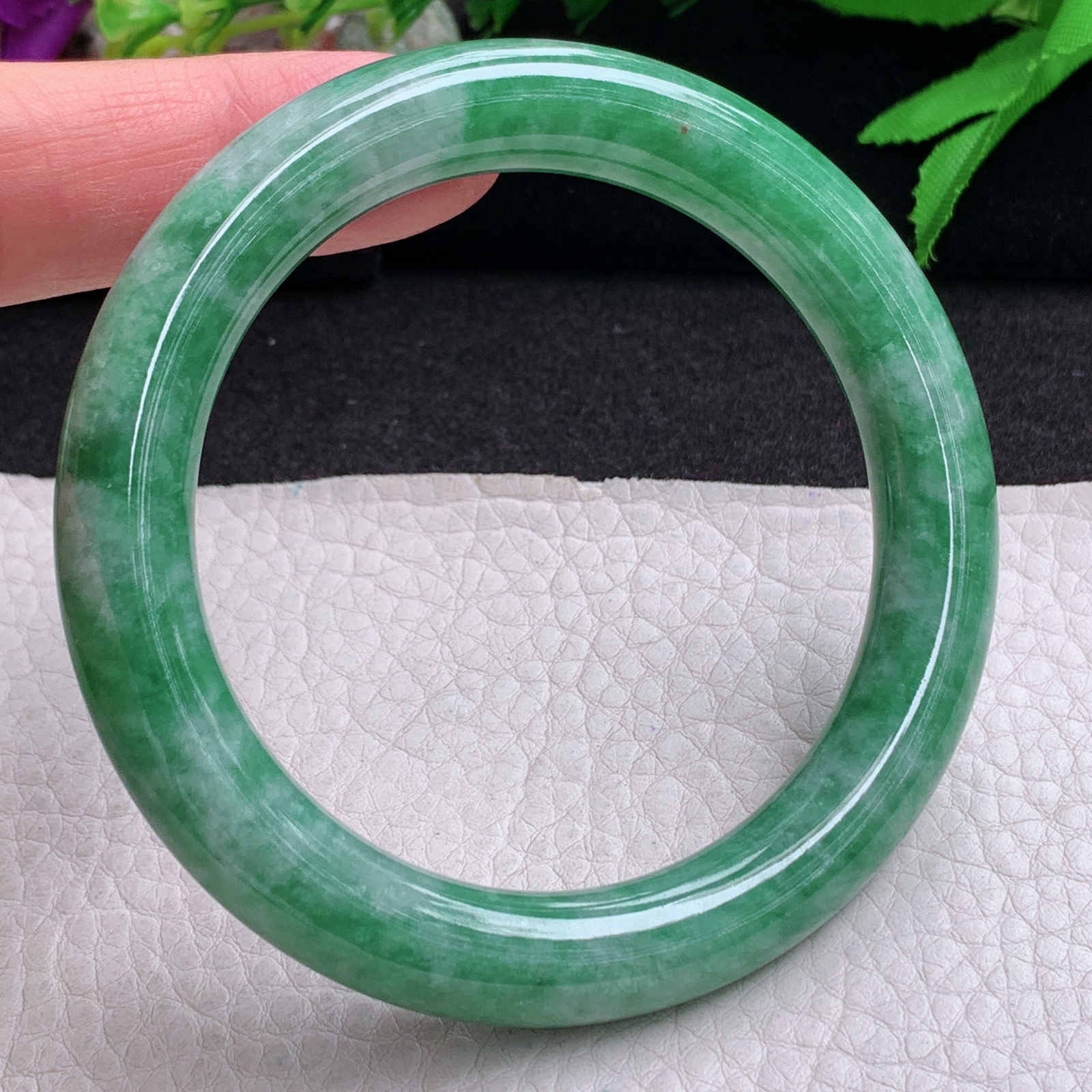 n实拍56*10美人镯 缅甸翡翠a货手镯满绿水润圆条叮当镯