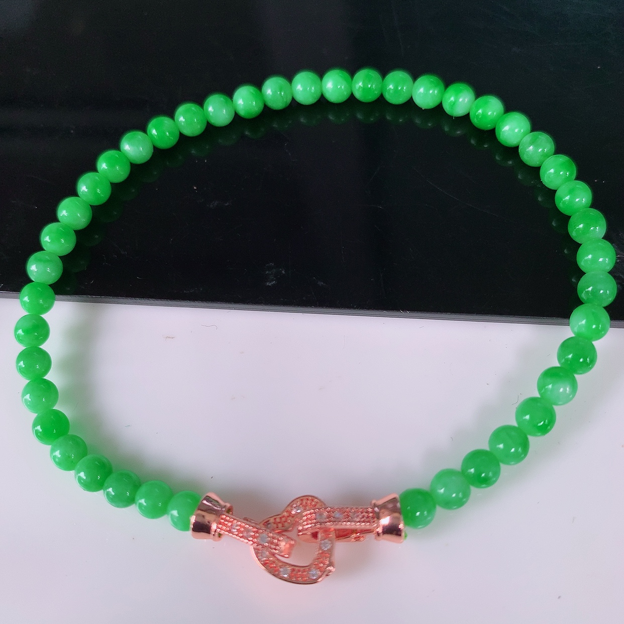 自然光实拍，冰润满绿翡翠手链， 辣绿翡翠手串，种老水足，冰清玉润  颜色漂亮  #084取一尺寸3.9mm