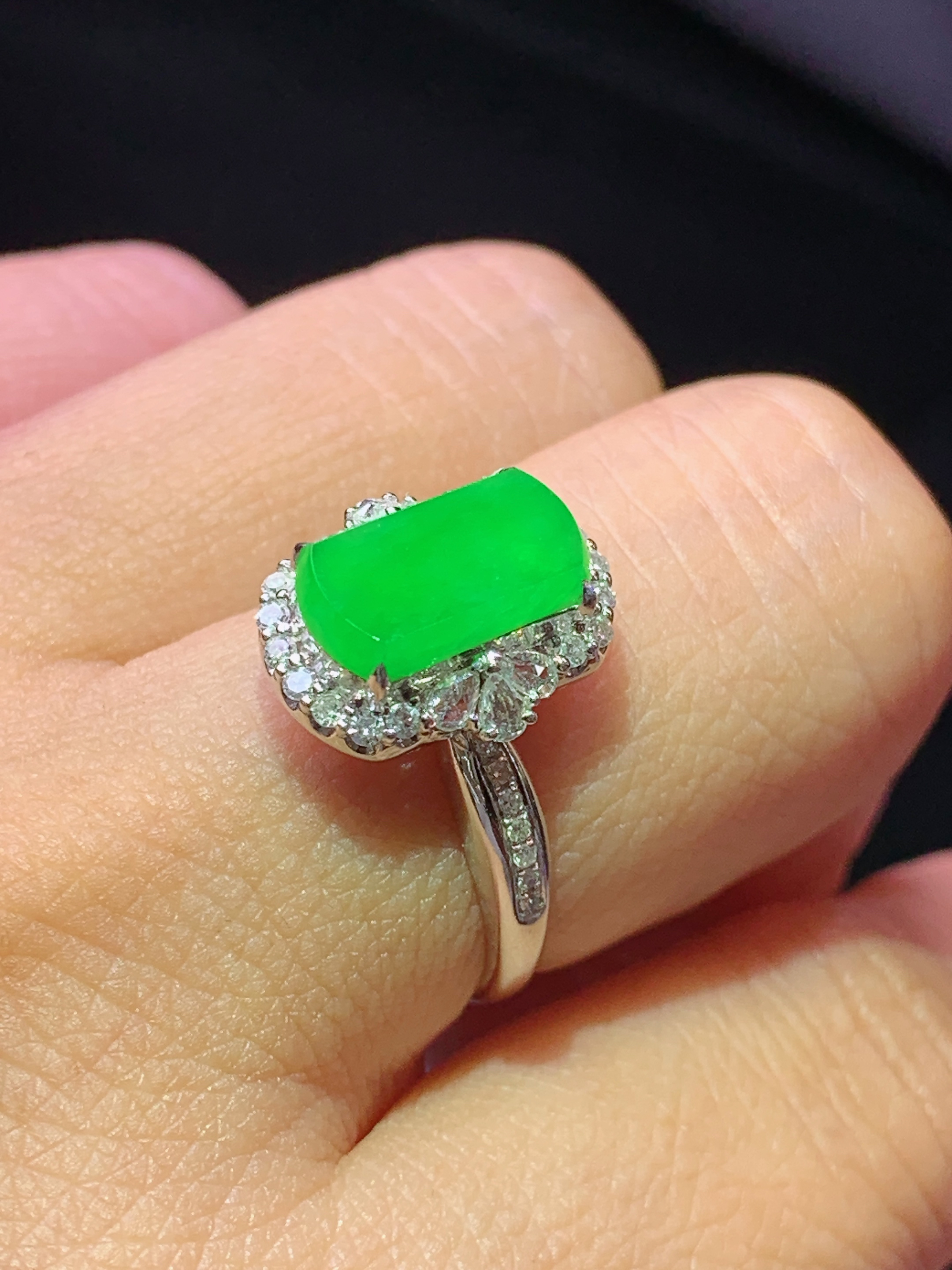 8k金钻镶嵌阳绿无事牌戒指 玉质细腻 色泽艳丽清新 水润亮眼 圈口13.5 整体尺寸13.5*11.3*7.8h1