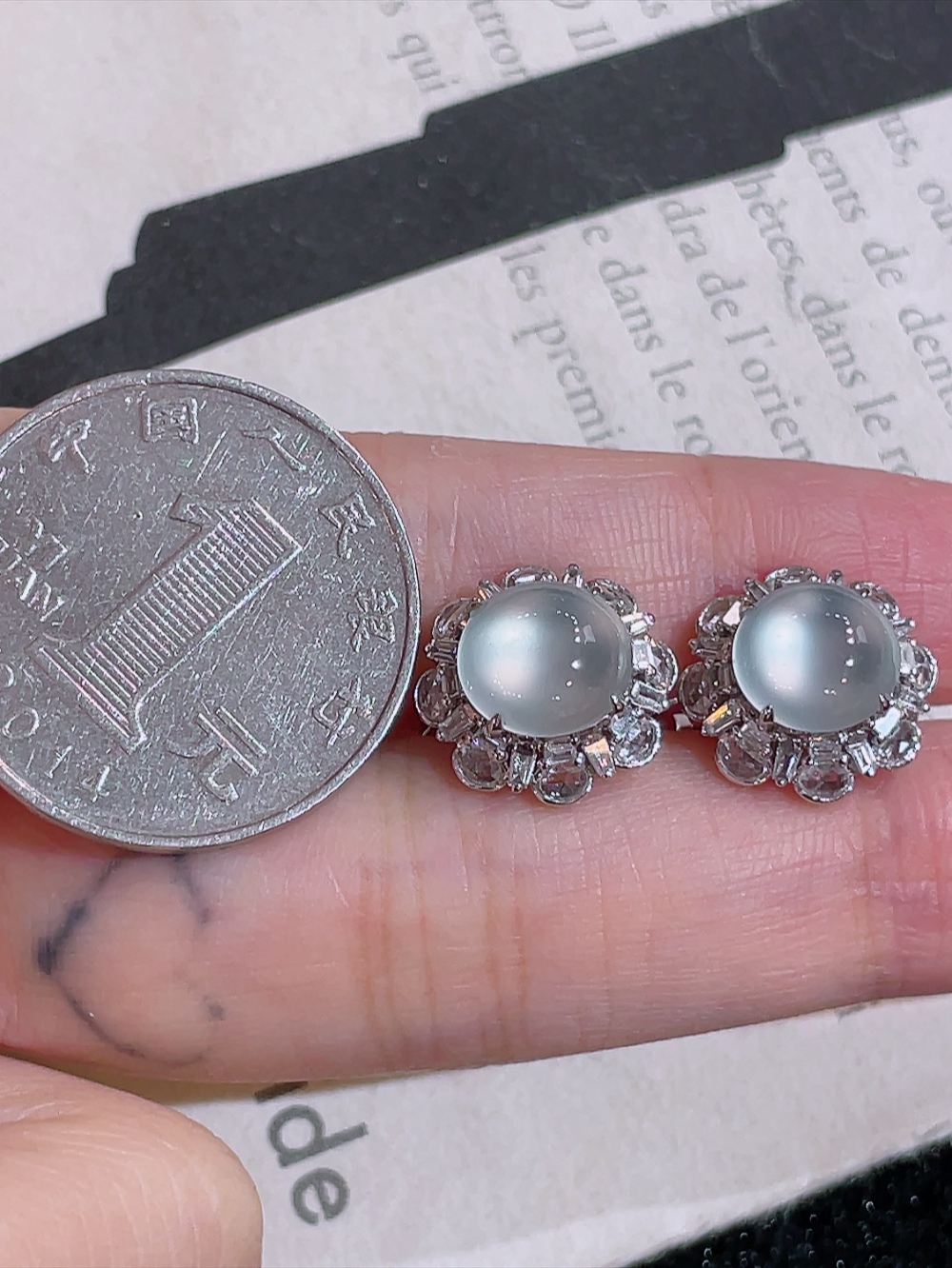 ️高冰玻璃种大鸽子蛋耳包，无裂，18k金镶嵌，种水，重金镶嵌，南非钻镶，厚装饱满，荧光四射，刚性十足，高端大气，性比高13.5/13.0/8.8，裸石8.6/8.2