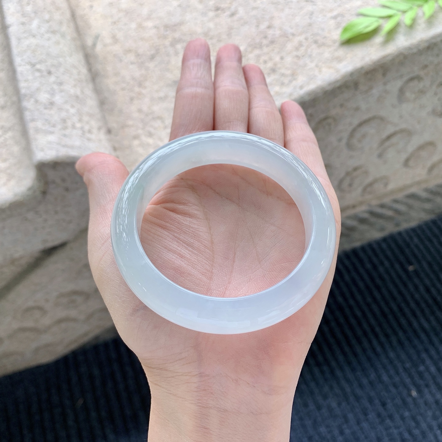 正圈55 56，圈口56.6/13/8.8，编码A1080961，描述：糯冰底色，水润，种老，细腻，无裂。