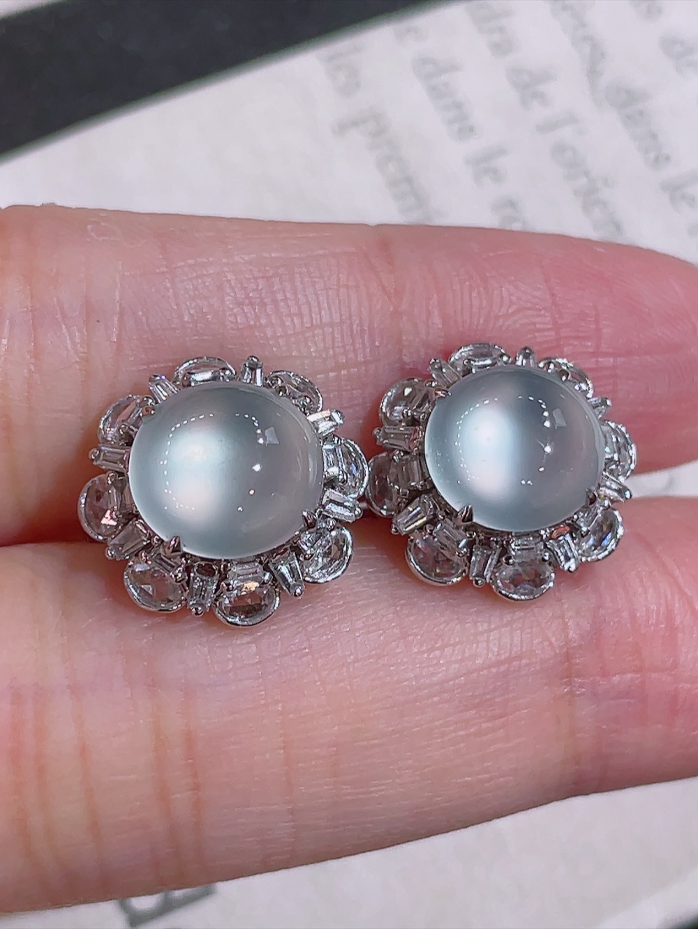 ️高冰玻璃种大鸽子蛋耳包，无裂，18k金镶嵌，种水，重金镶嵌，南非钻镶，厚装饱满，荧光四射，刚性十足，高端大气，性比高13.5/13.0/8.8，裸石8.6/8.2