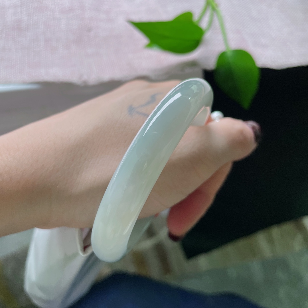 56.1/11.2/7.9，淡绿底正圈，水润，质地温润细腻，干净，清爽自然，皮纹，ss51575a