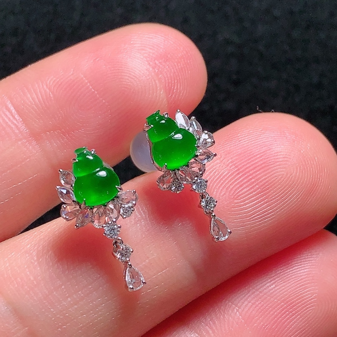 ️18k金镶嵌冰种阳绿葫芦耳坠，翠色欲滴，种老水头好，又冰又润，饱满无裂：16.5/7.4/5mm裸石：6.5/5/2mm，编号