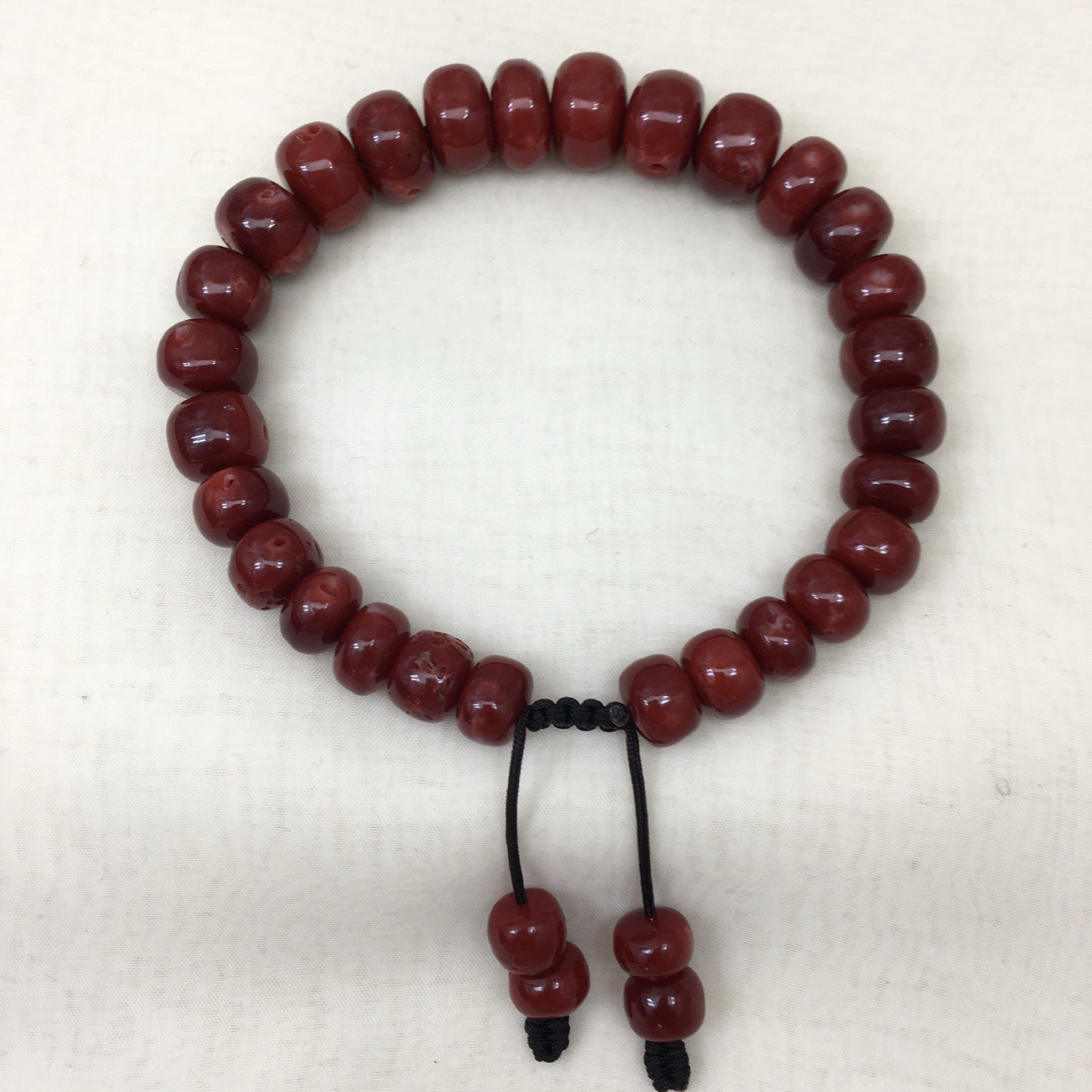 【天然日本阿卡赤血牛血红珊瑚11mm鼓珠单圈手串】天然无添加无优化，日本产地，阿卡材料、高瓷度，赤血牛血红颜色，珠子直径11-8.1mm，每颗珠子均为天然的珊瑚，珊瑚自古就为佛教珍宝，深海千年有机宝石！材料限制裸石有阿卡标志性白芯眼，收藏价值高、可传承！重量30.75克。