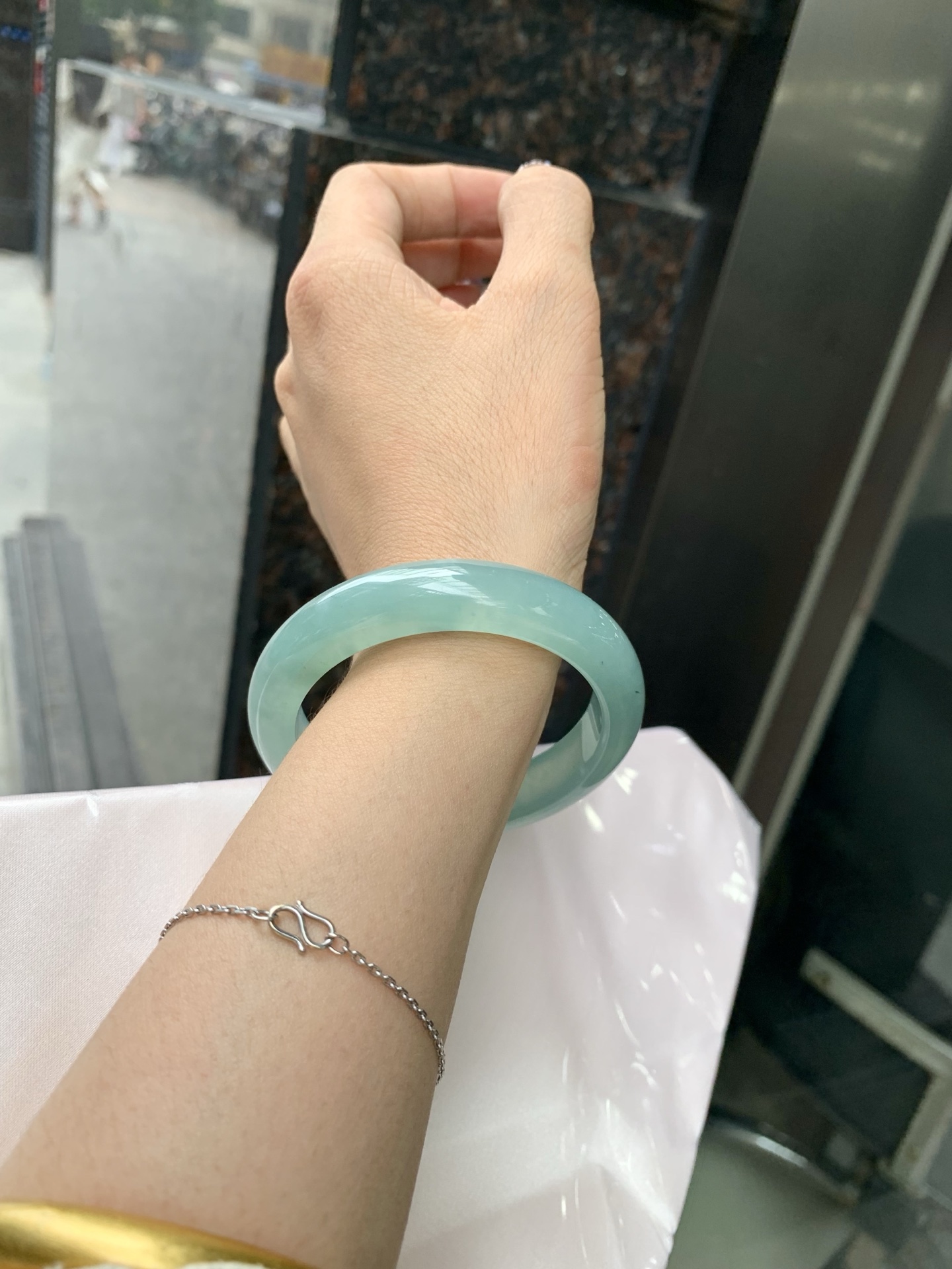 冰晴正圈，54.2/8.2/12，0427-N555，打灯棉线，底妆冰透水润，满圈淡雅晴绿，像初春嫩芽落入清泉，均匀柔和，抬眼就是一片宁静感