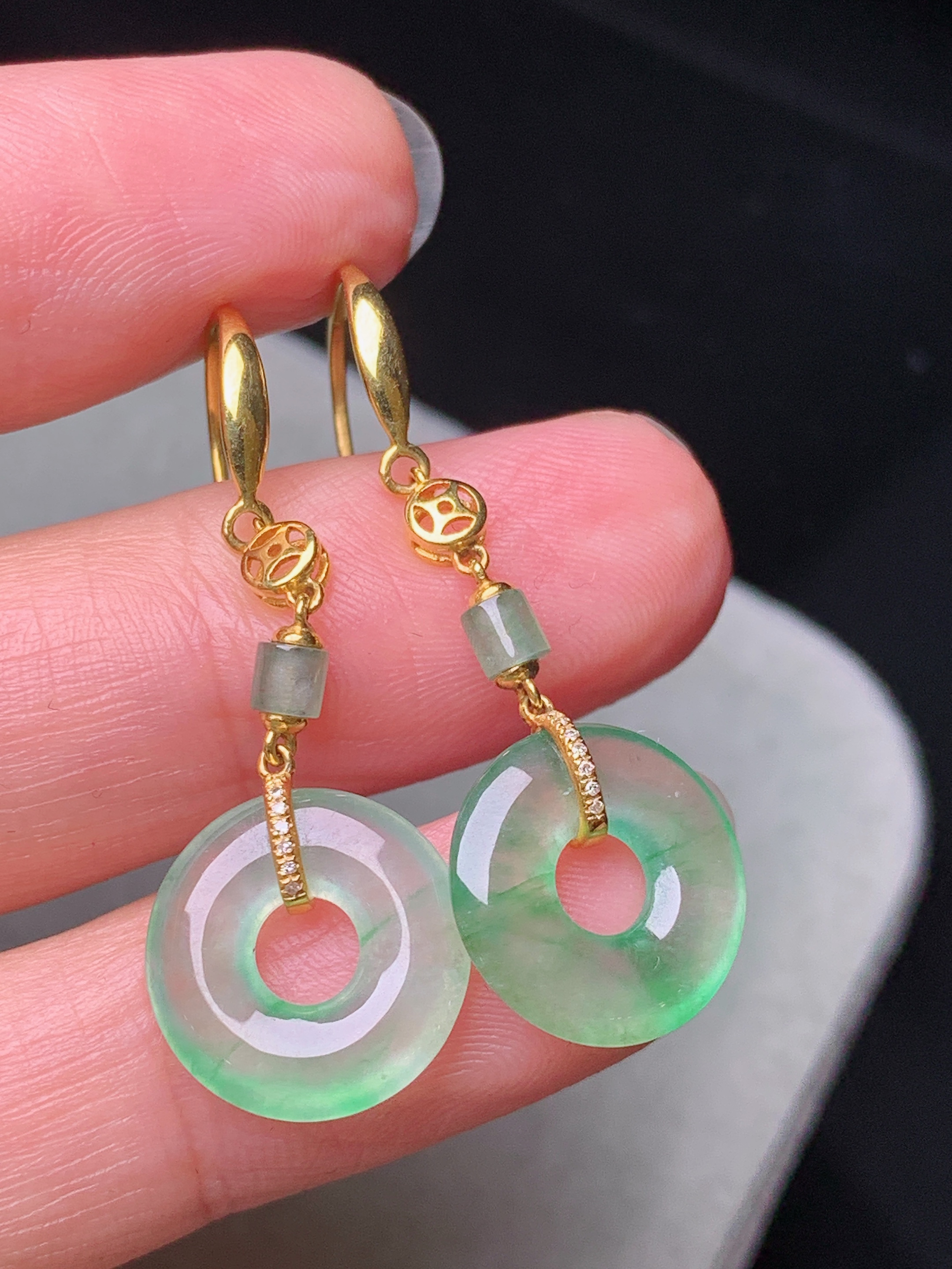 8k金镶嵌冰种平安环耳坠 玉质细腻 色泽艳丽清新 水润亮眼 整体尺寸35.8*12.8*2.5m1