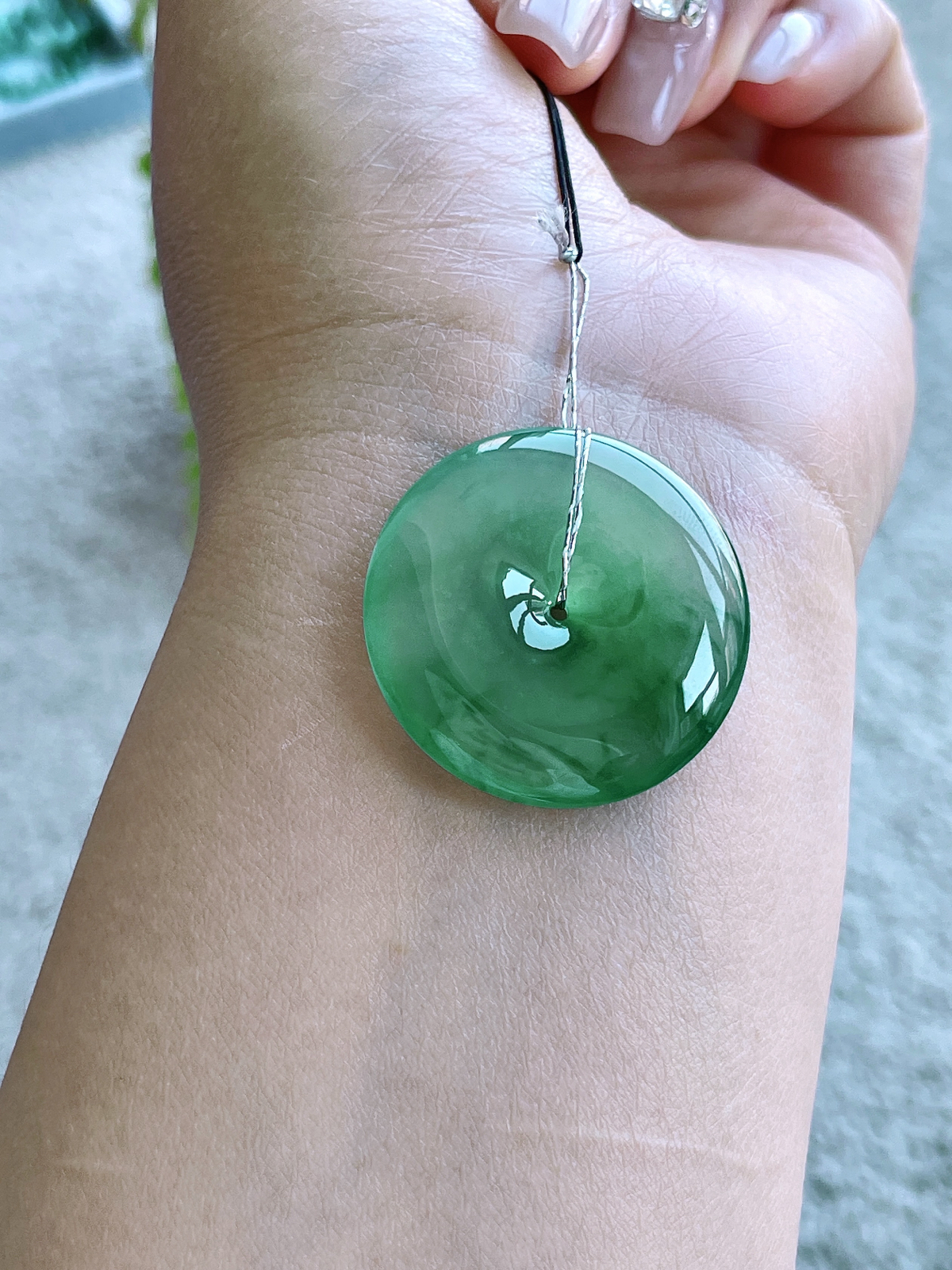 【裸石】冰晴绿平安扣飘花平安扣吊坠
【说明】缅料 性价比高  
【尺寸】31-5.5..