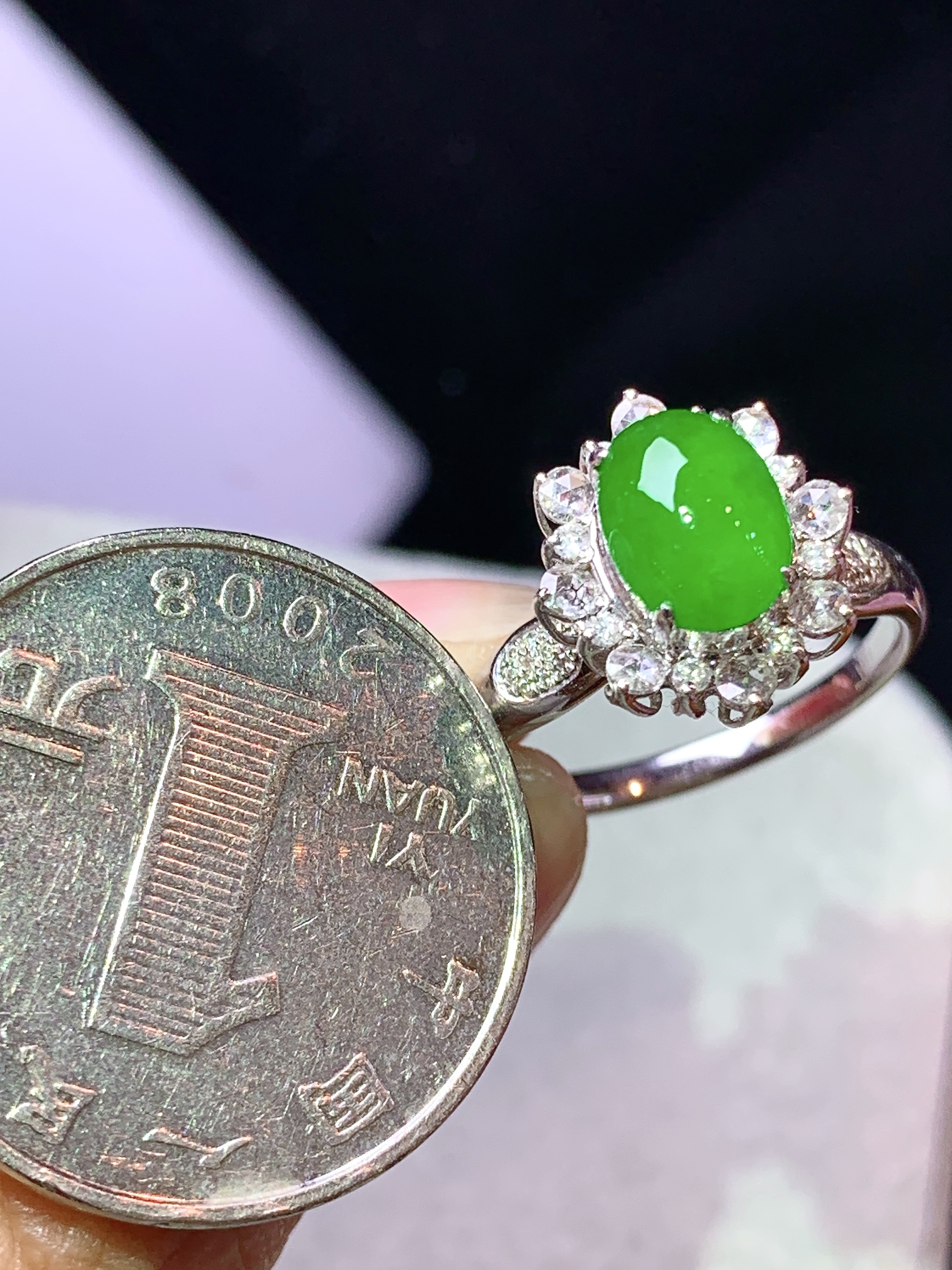 8k金钻镶嵌冰种满绿蛋面戒指 玉质细腻 色泽艳丽清新 水润亮眼 圈口14 整体尺寸13.3*12*10h2