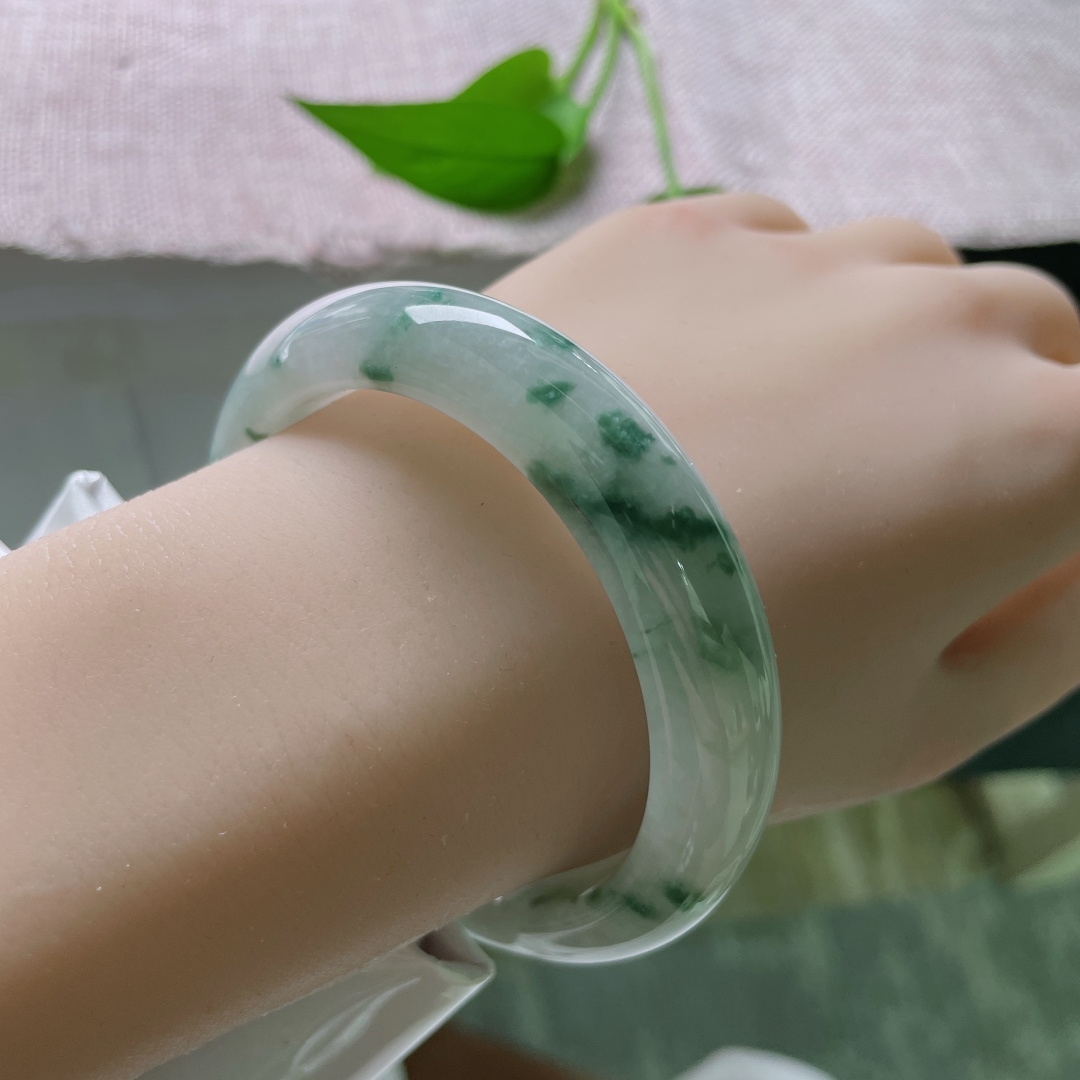 56.6/12.7/8.4，飘花正圈，水润，墨在玉中走，花在水中开。有纹，ss52185a