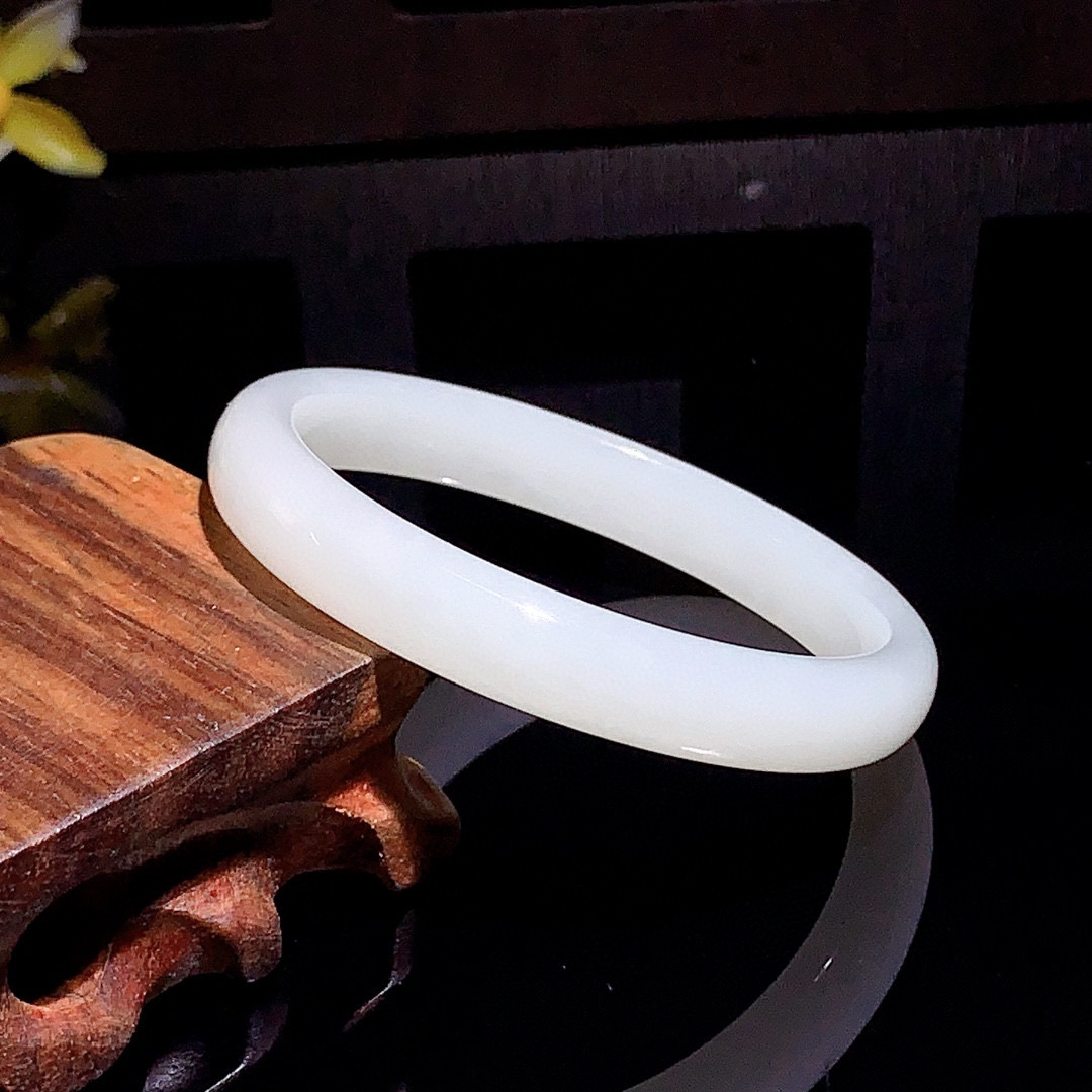 和田玉53圈口羊脂白手镯！玉质细腻油润 底色纯净 无裂无杂 脂粉好，品质高。