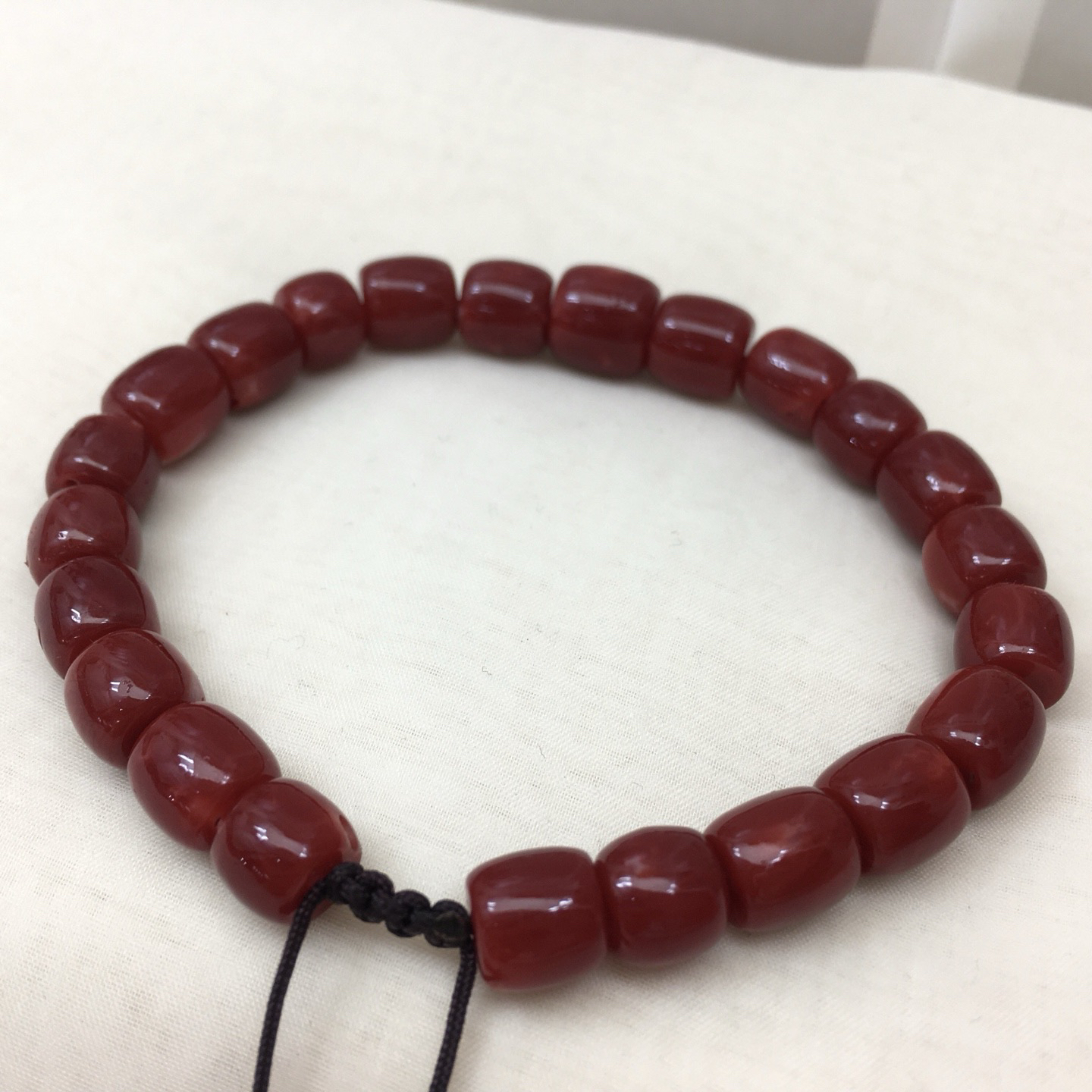 【天然日本阿卡赤血牛血红珊瑚9mm桶珠单圈手串】天然无添加无优化，日本产地，阿卡材料、高瓷度，赤血牛血红颜色，珠子直径9-7.6mm，每颗珠子均为天然的珊瑚，珊瑚自古就为佛教珍宝，深海千年有机宝石！材料限制裸石有阿卡标志性白芯眼，收藏价值高、可传承！重量20.54克。