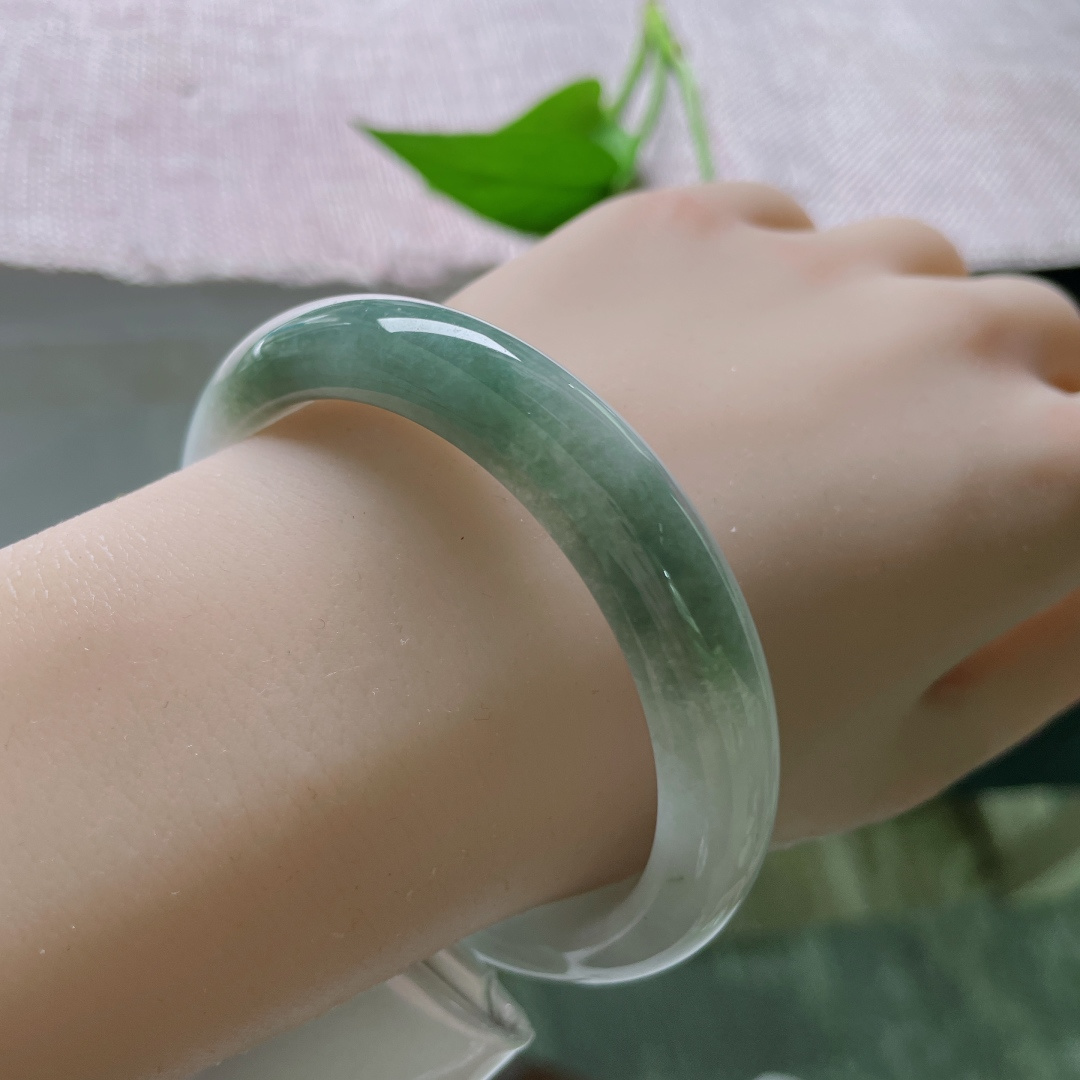 57.4/11/7.6，油绿底正圈，青白配色，一缕月白，染就一身清辉。无裂，ss51571a