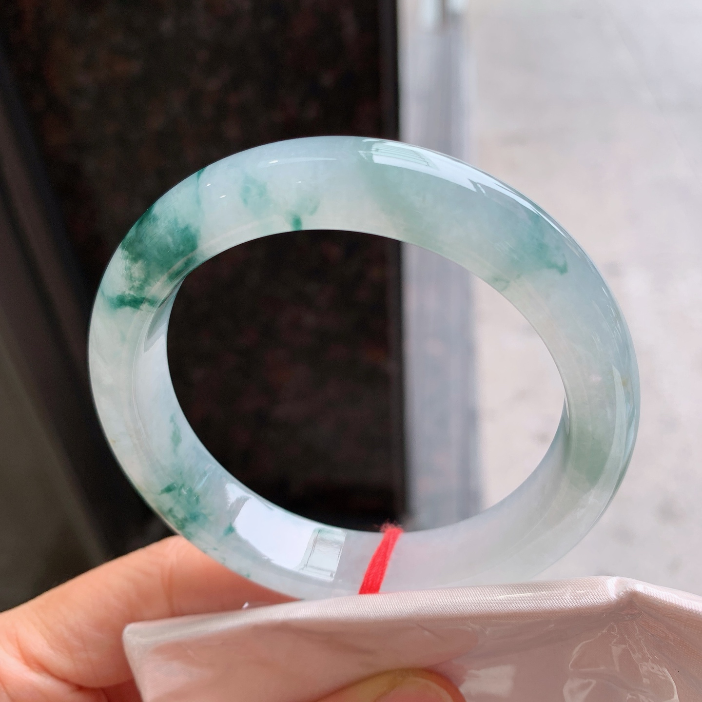 正圈冰种飘花，有纹，尺寸：58/12.6/8.9，冰润