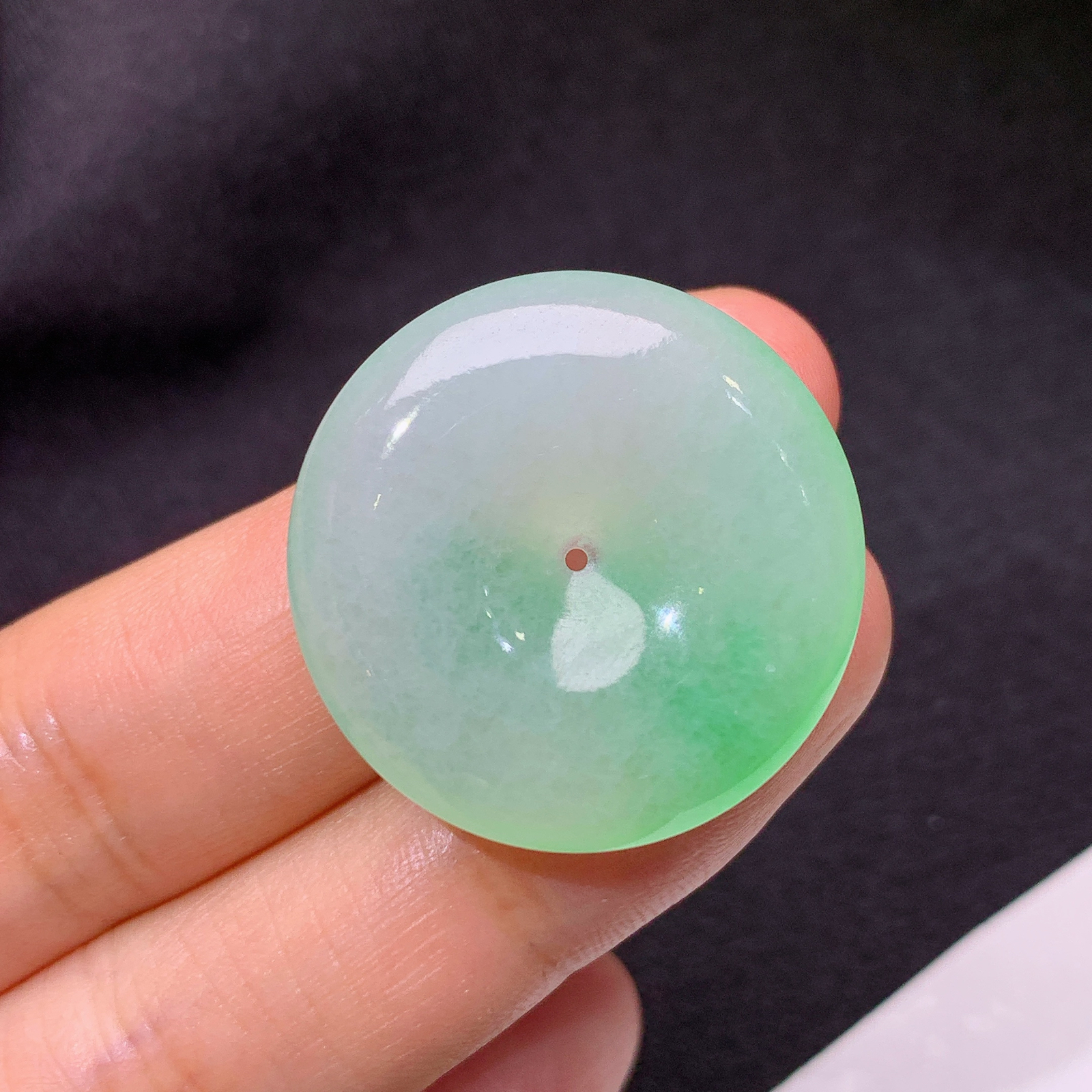 冰飘绿平安扣，冰润色阳，玉质细腻，种水足，Jj 尺寸26.3*7