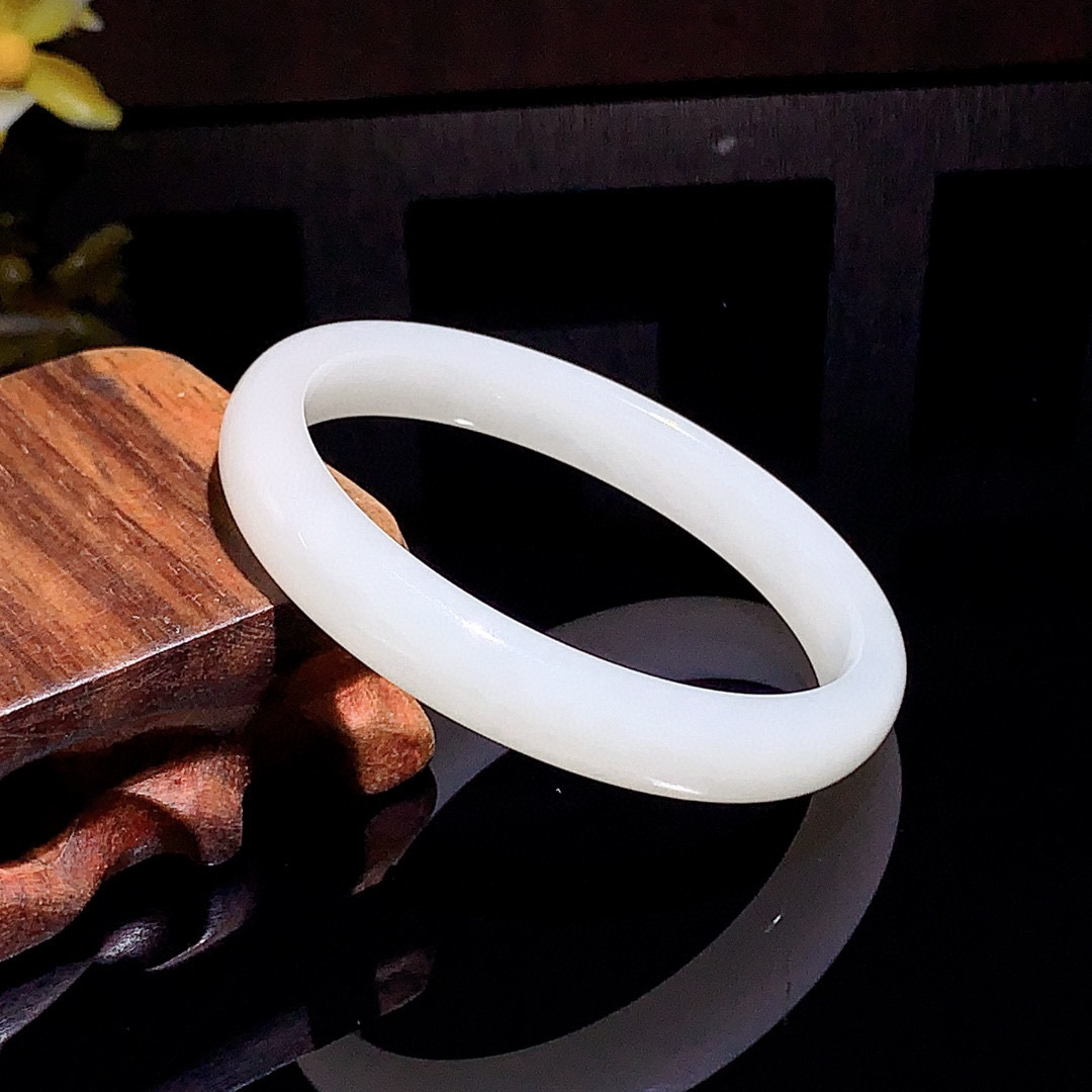 和田玉53圈口羊脂白手镯！玉质细腻油润 底色纯净 无裂无杂 脂粉好，品质高。