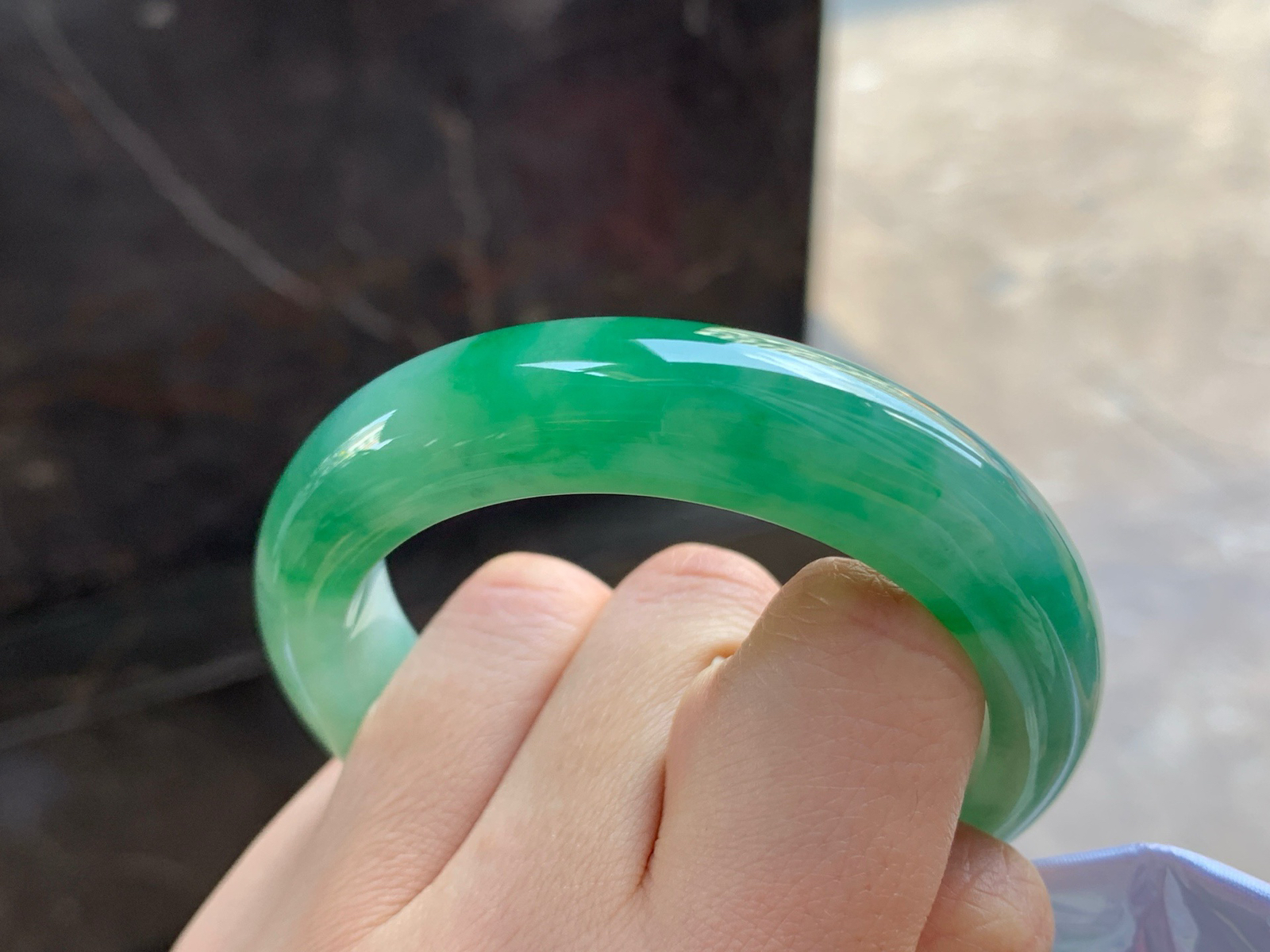 52.5-13.2-9.1

辣绿色手镯^_^颜色鲜艳 玉质温润