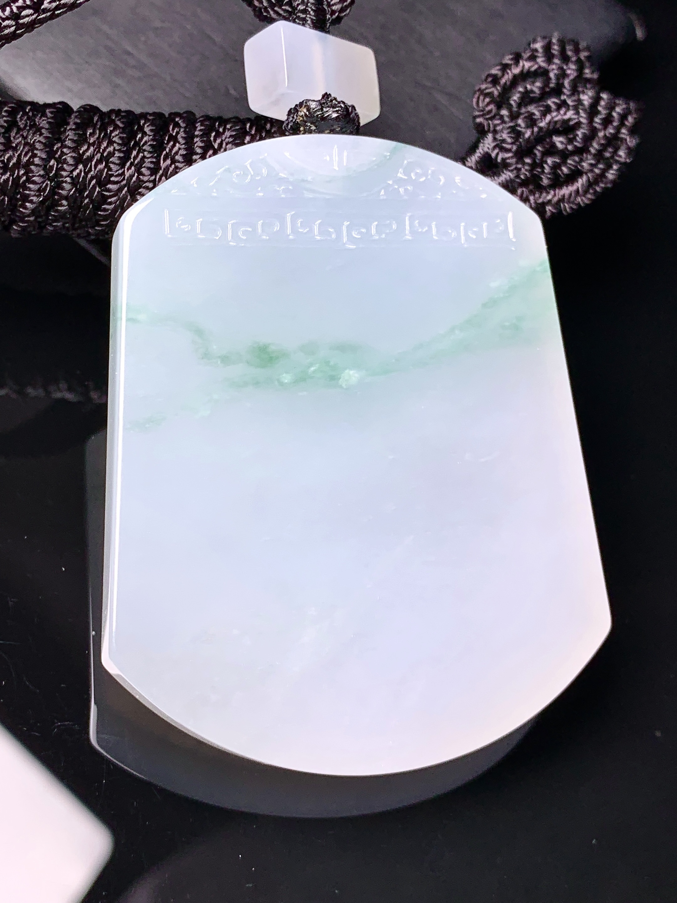 飘绿无事牌吊坠 玉质细腻 色泽艳丽清新 水润亮眼 整体尺寸52.2*41.3*6.2L1