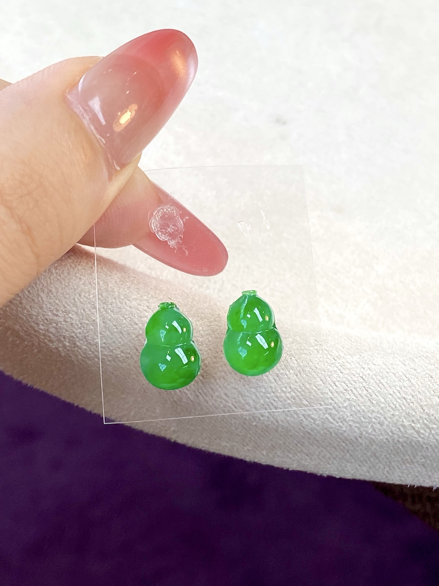 ️一对冰种辣绿葫芦，色浓郁，质地温润细腻，镶对耳坠美美哒，裸石：10.6/7.9/3.6mm，无裂