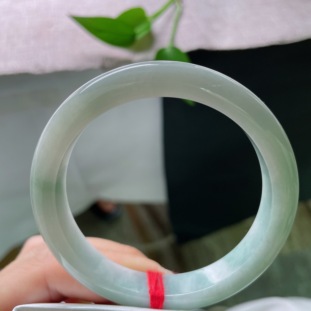 56.3/10.8/7.7，浅绿底正圈，水润细腻，浅笑轻颦，婉约动人，皮纹，ss49682a