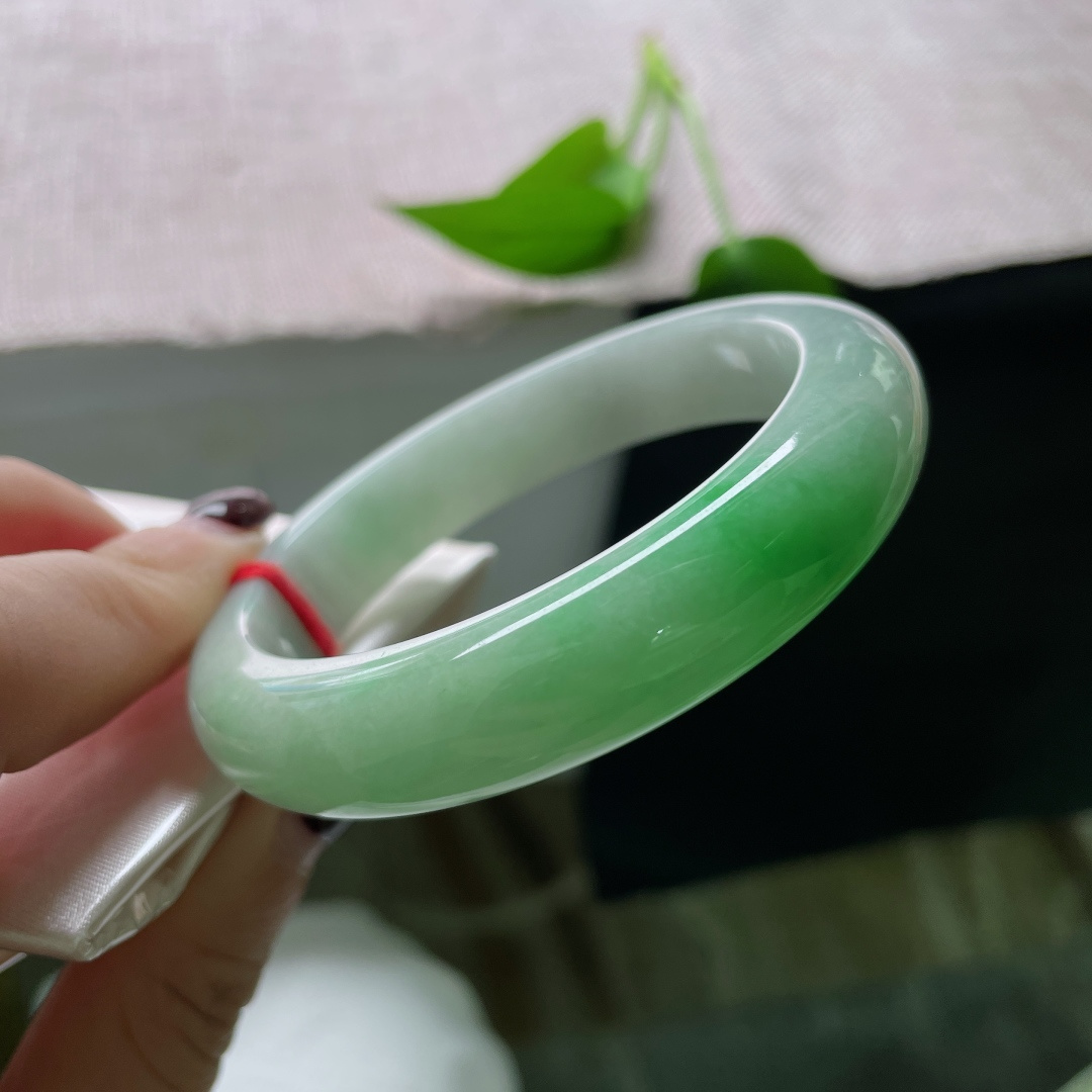 55.8/12.6/8.9飘绿正圈，水润细腻，一抹翠色伊人，甜美，优雅大方，有棉线，ss57203a