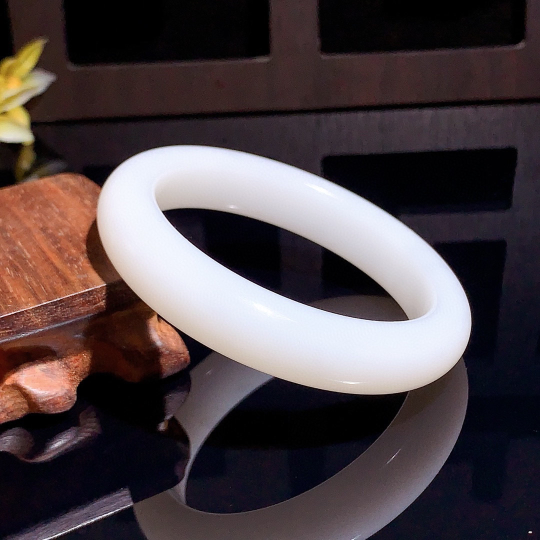 和田玉54.5圈羊脂白手镯！枣红皮，玉质细腻油润 底色纯净 无裂无杂 脂粉好，品质高。