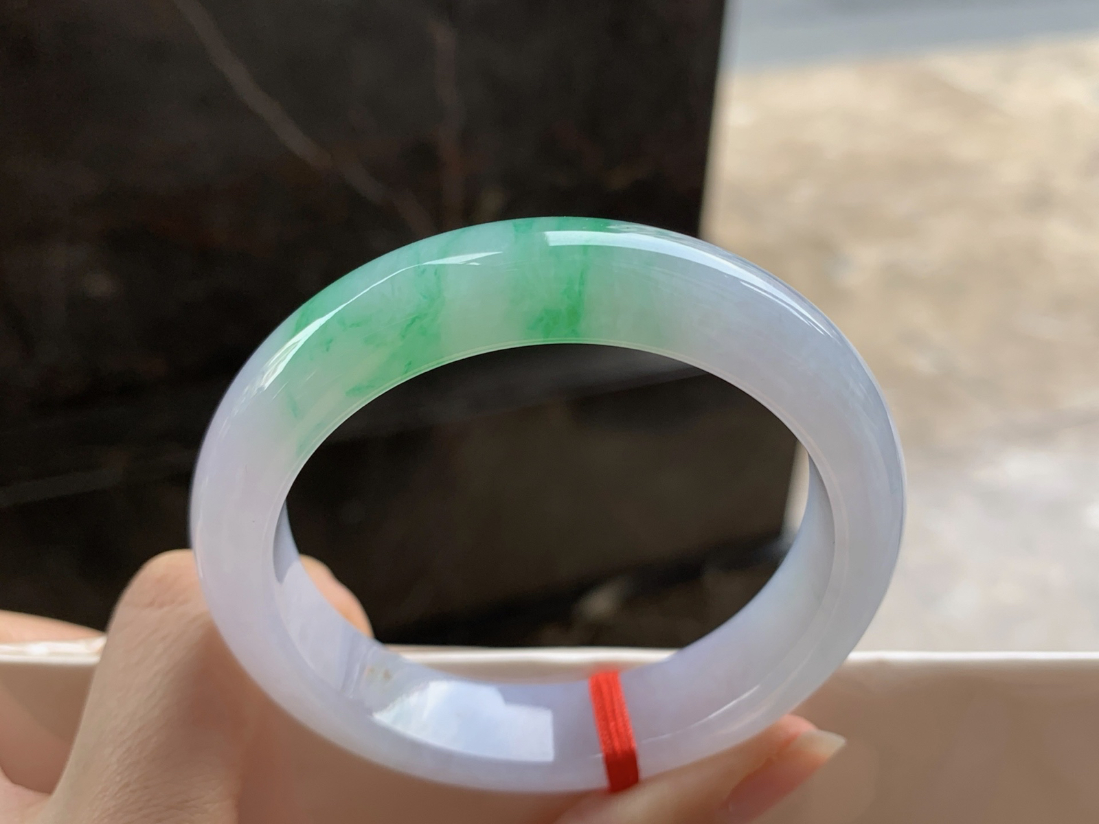 54.5-12.7-8.7

阳绿色手镯^_^玉质温润