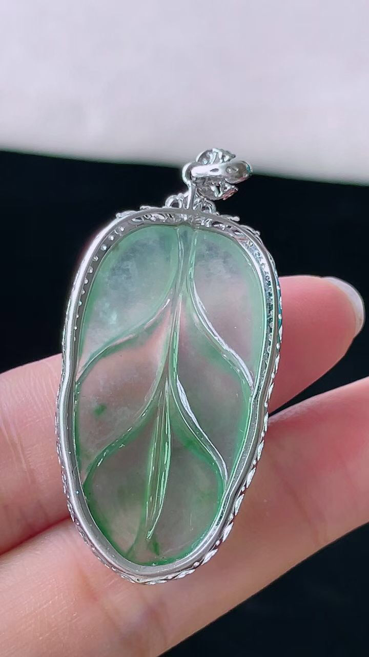 【翡翠名称】18K金镶钻高冰飘花叶子吊坠
【翡翠尺寸】含金47.3/21.5/7.8mm
【翡翠描述】宝贝种老水足，玉质细腻，色泽靓丽，性价比高，佩戴效果好！
【其它赠送】权威证书/精美挂绳盒子/支持全国复检