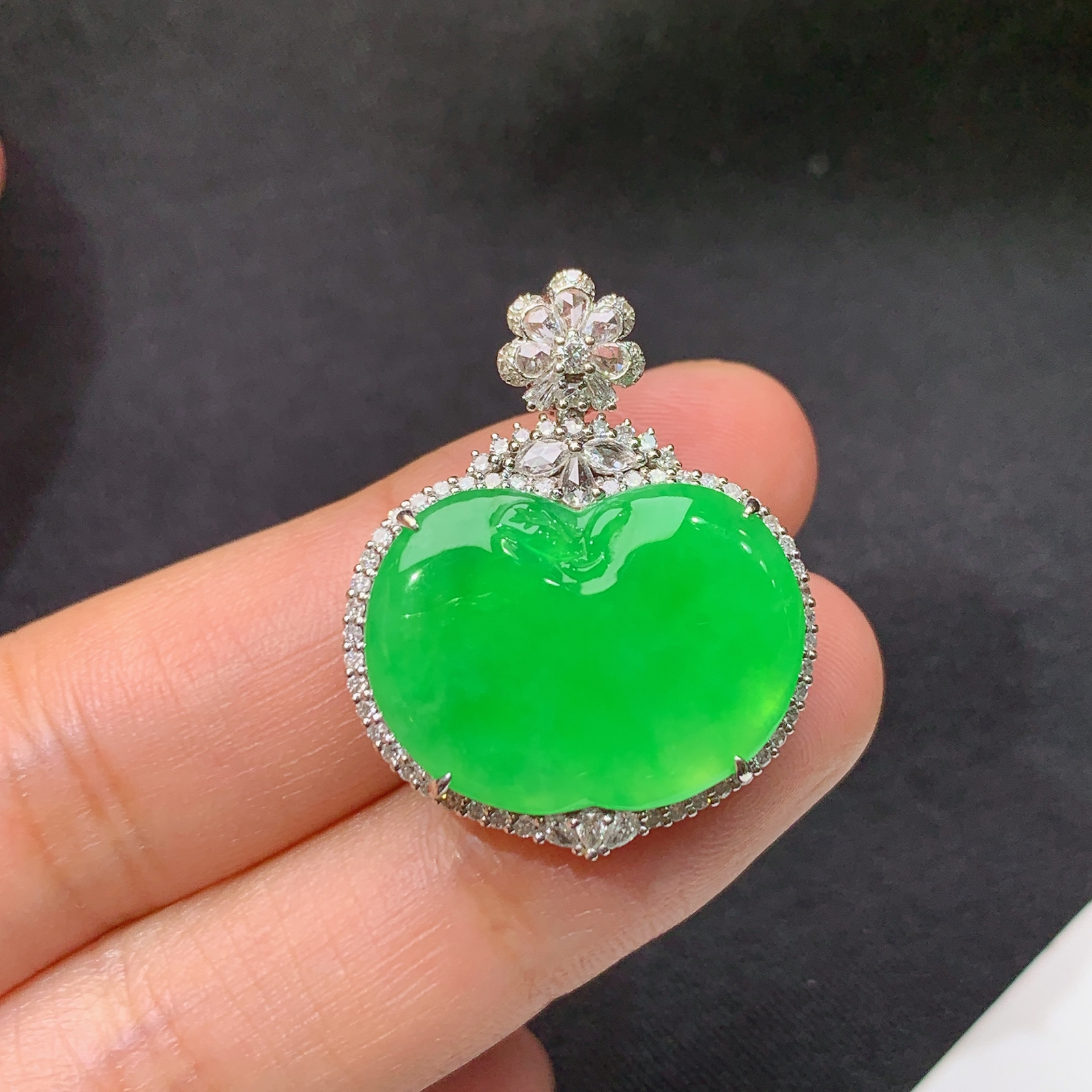 冰阳绿爱心吊坠，18k金镶嵌，冰润色阳，种水足，Ys2 尺寸28.2*22.7*8.3