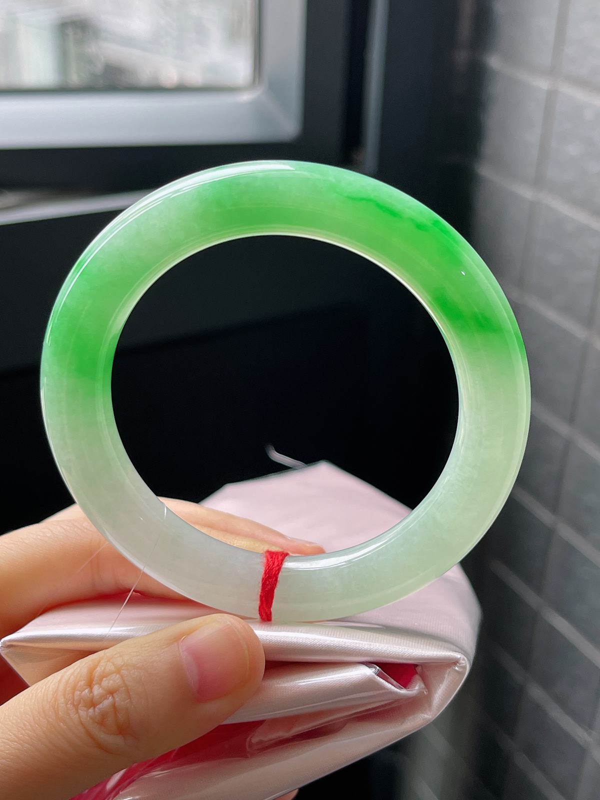 圆镯55圈口，翡翠冰糯种飘绿手镯