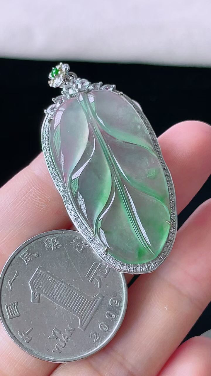 【翡翠名称】18K金镶钻高冰飘花叶子吊坠
【翡翠尺寸】含金47.3/21.5/7.8mm
【翡翠描述】宝贝种老水足，玉质细腻，色泽靓丽，性价比高，佩戴效果好！
【其它赠送】权威证书/精美挂绳盒子/支持全国复检