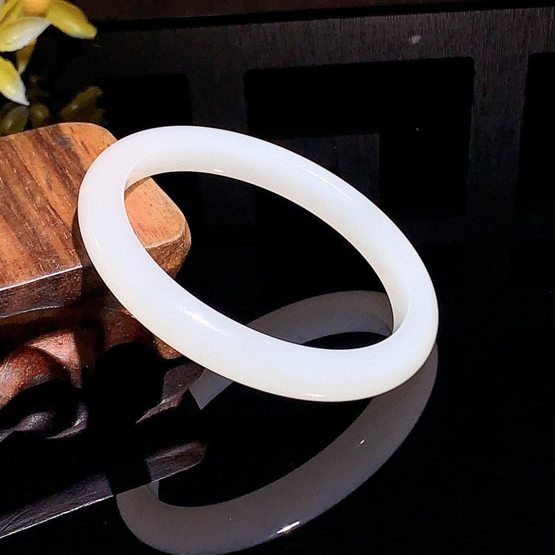 和田玉51.5圈口羊脂白手镯！玉质细腻油润 底色纯净 无裂无杂 脂粉好，品质高。