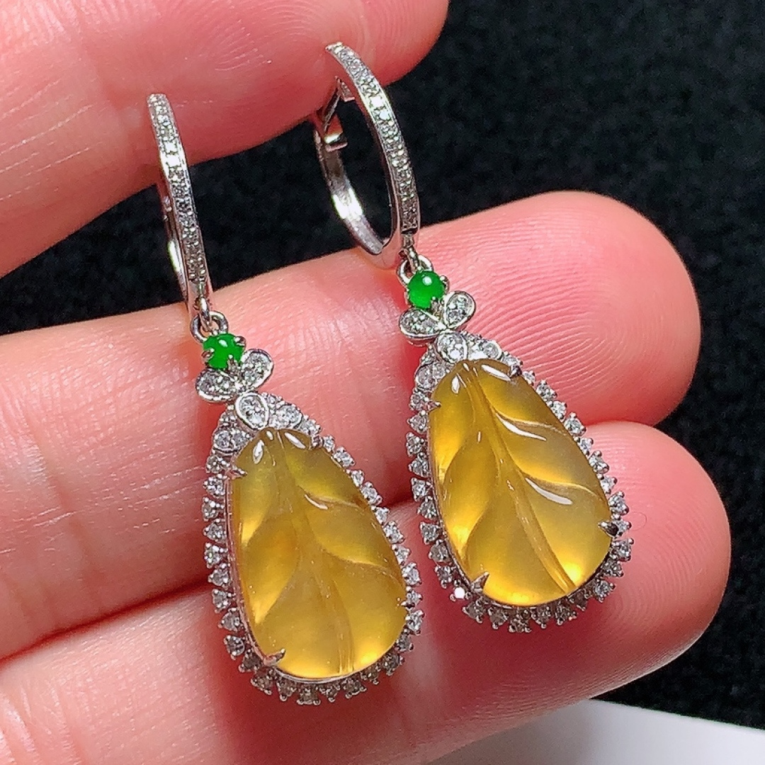 ️18k金镶嵌冰种黄翡金枝玉叶耳坠，种老水头好，又冰又润，饱满无裂：35.5/11.6/6.6mm裸石：14.4/8.8/2.1mm，编号