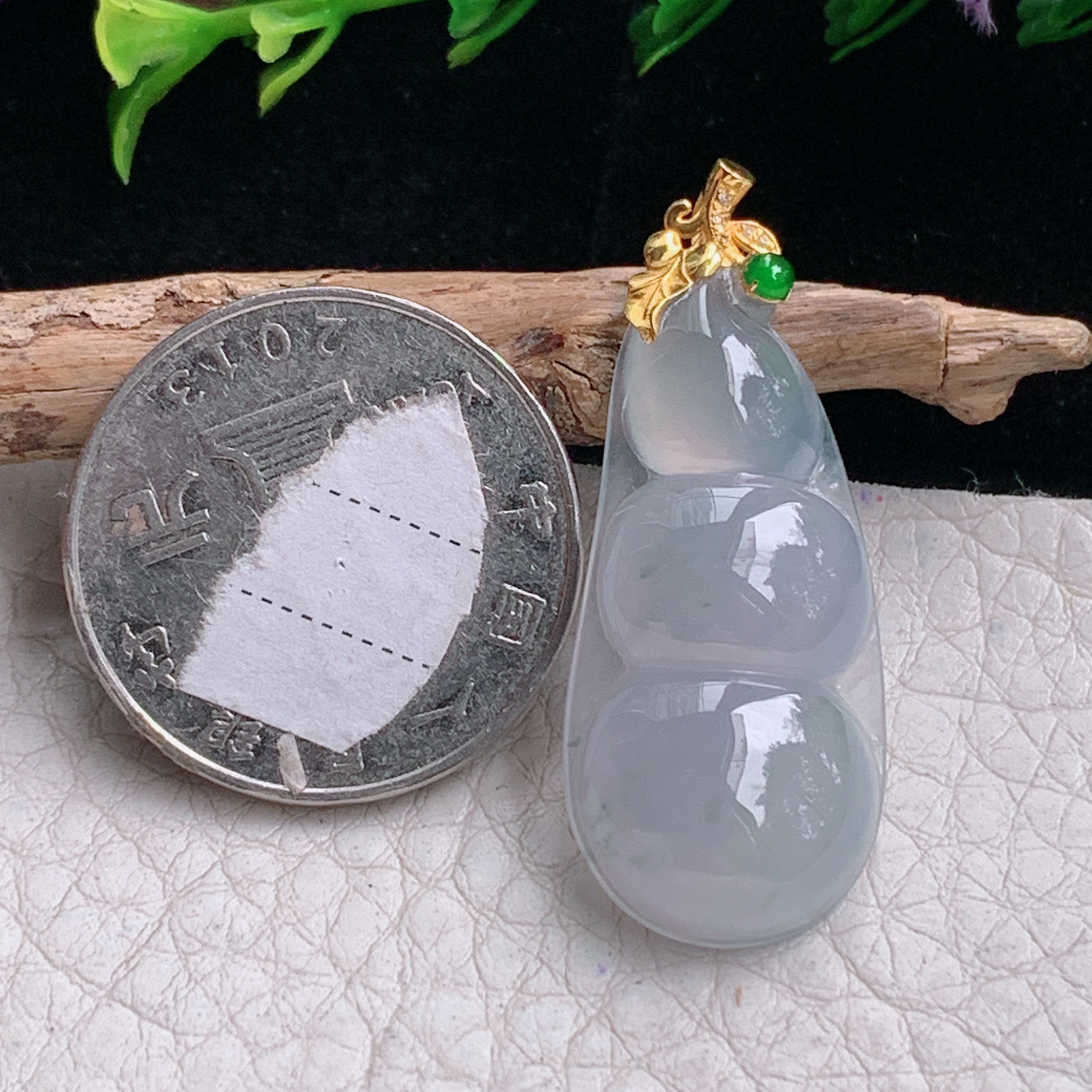 axm实拍38*15.5*5.3缅甸翡翠冰纯饱满平安豆 四季豆玉吊坠