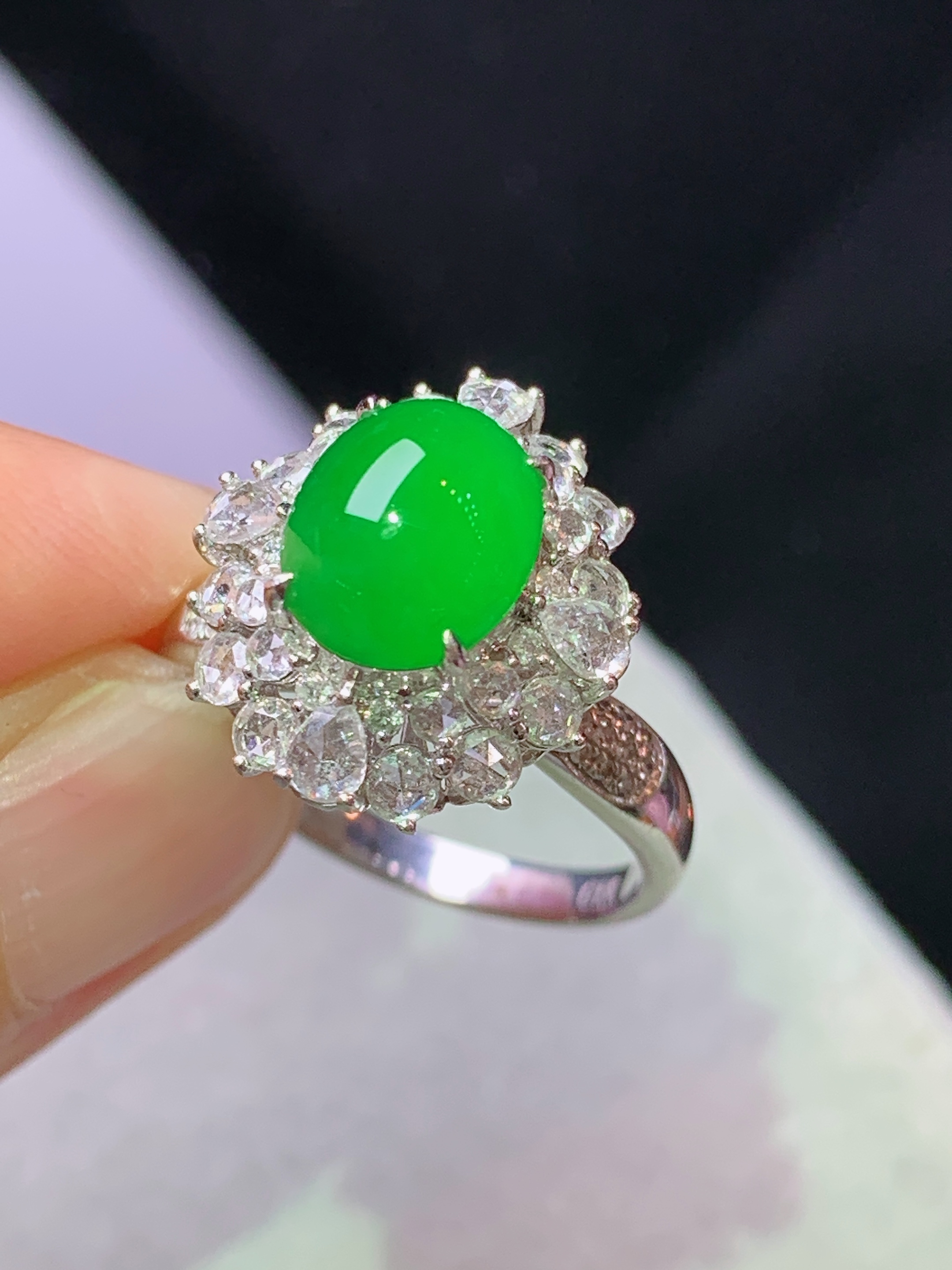 8k金钻镶嵌满绿蛋面戒指 玉质细腻 色泽艳丽清新 水润亮眼 圈口14 整体尺寸15.7*14.3*12L3