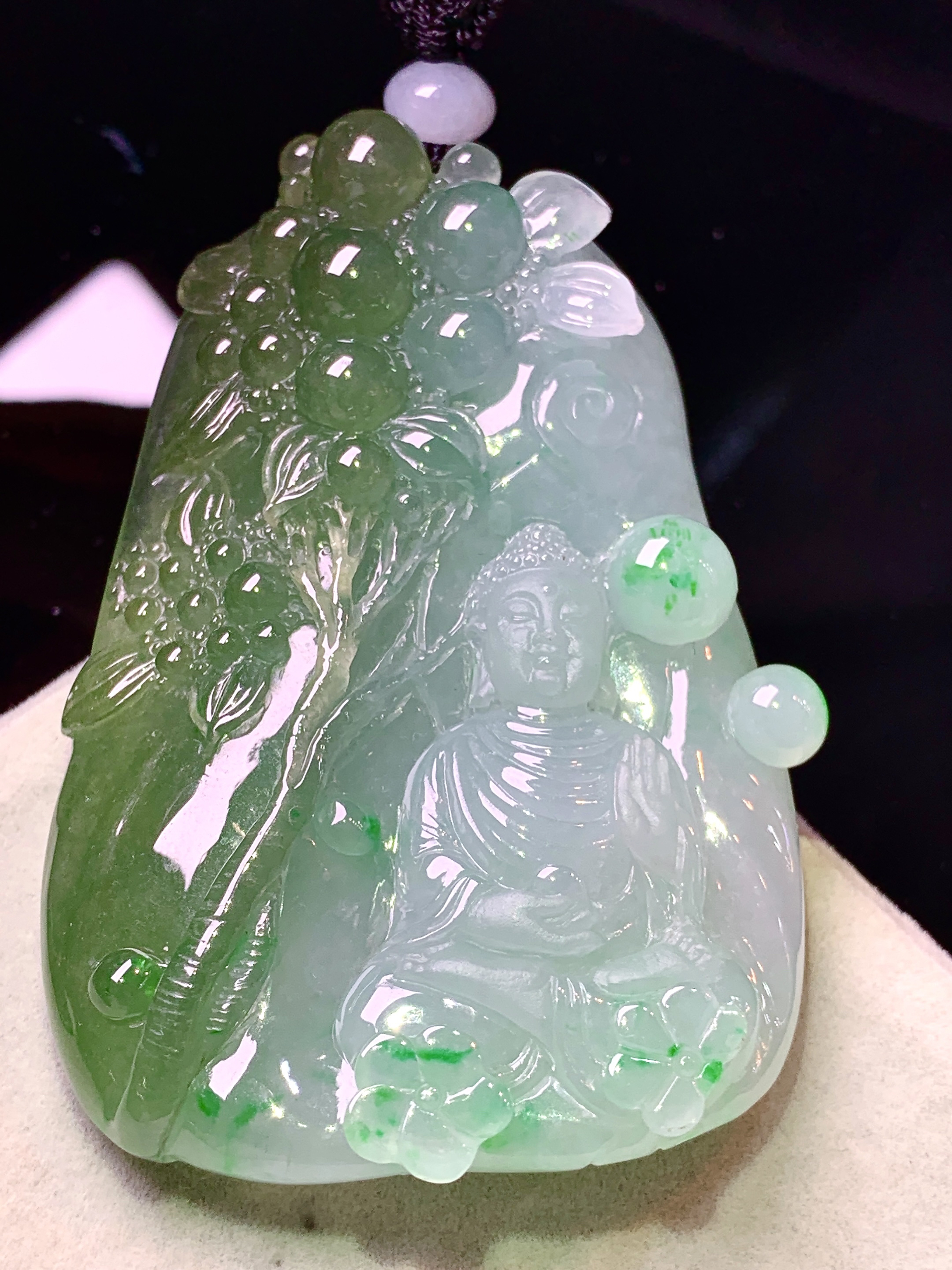 飘绿大日如来佛祖吊坠 玉质细腻 色泽艳丽清新 水润亮眼 整体尺寸73.2*51.5*18w1