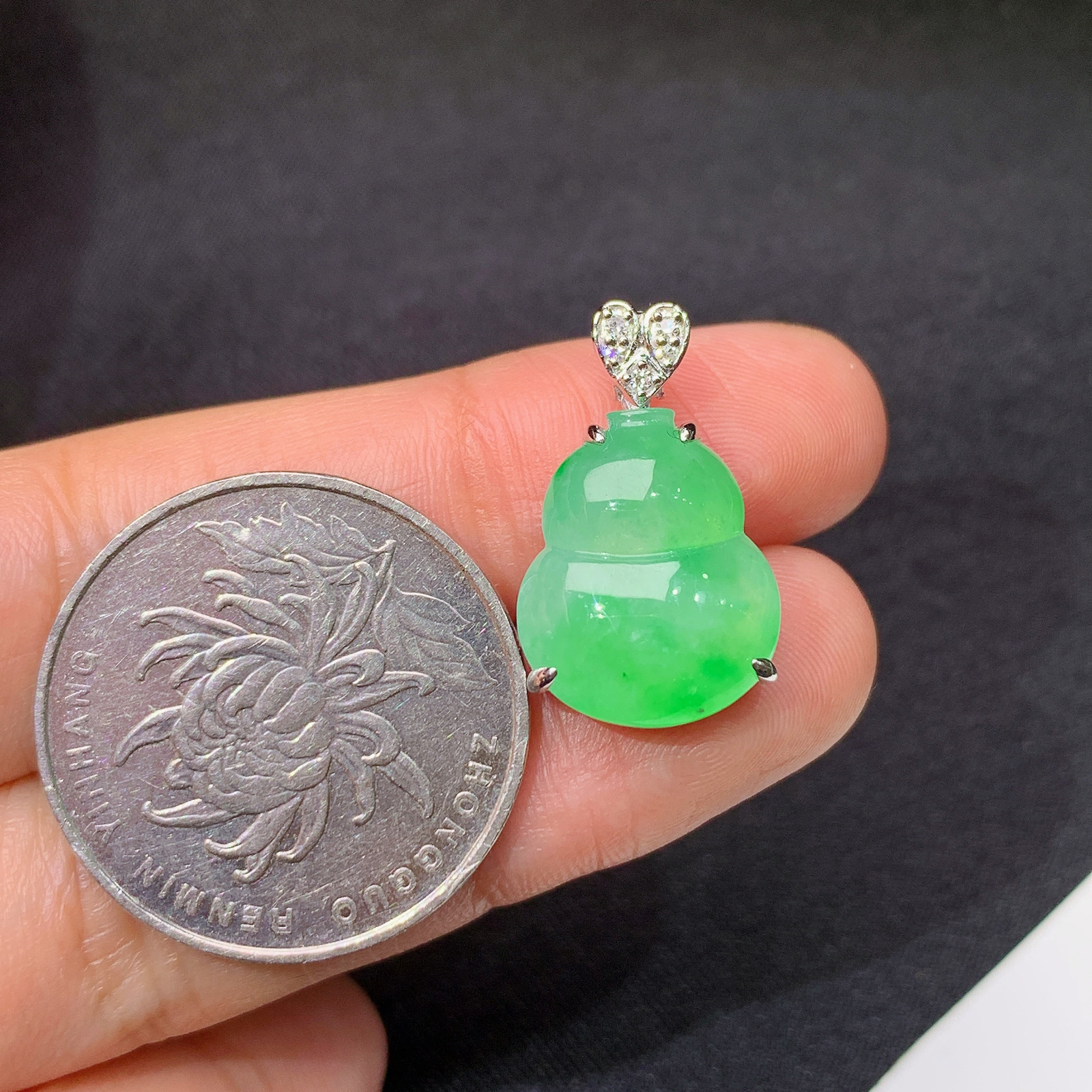 冰飘绿葫芦吊坠，18k金镶嵌，冰润细腻，色甜，种水足，Yt 尺寸21.2*12.7*6.6
