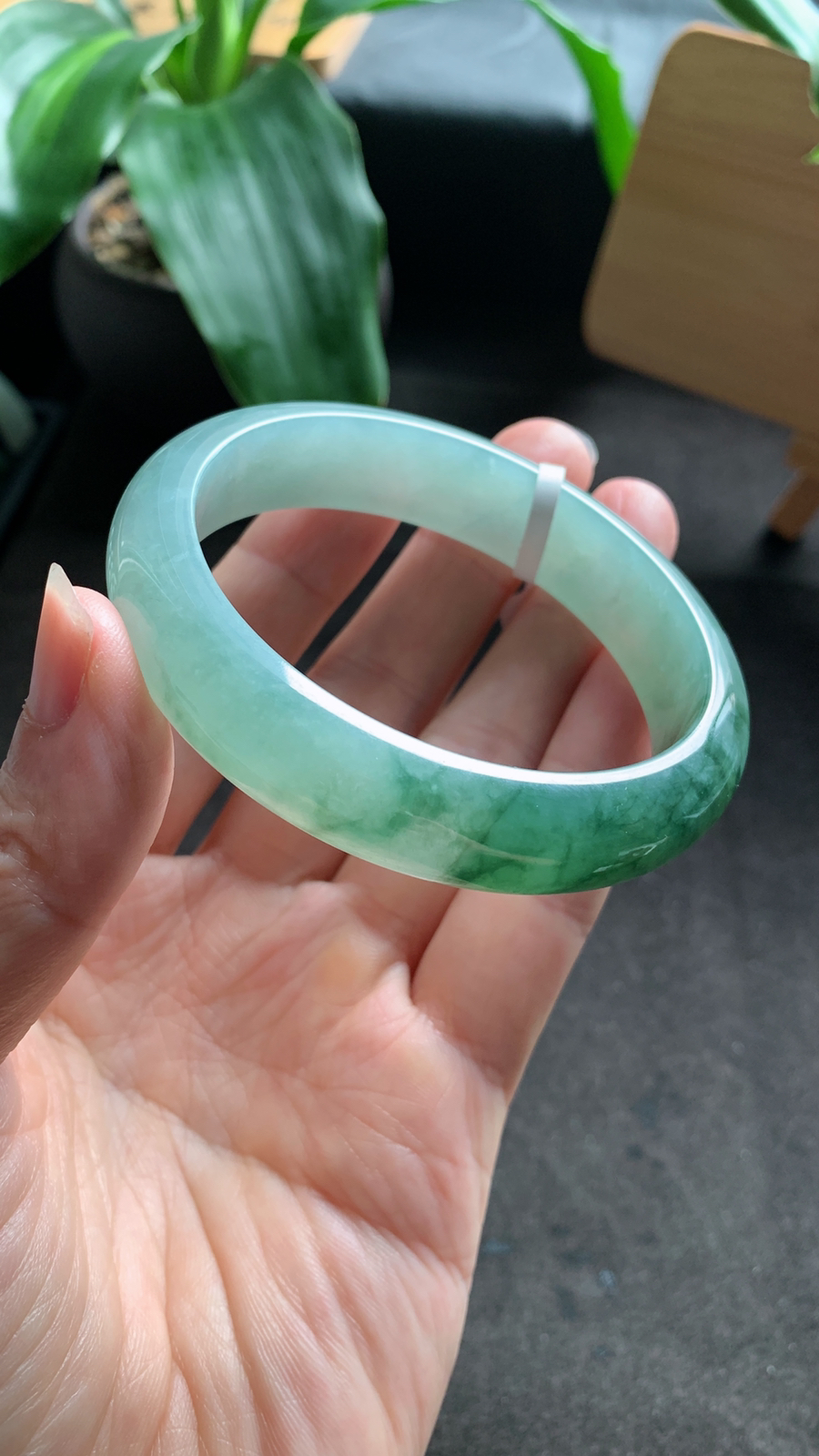 58圈口 天然A货翡翠飘绿手镯 颜色漂亮 料子细腻