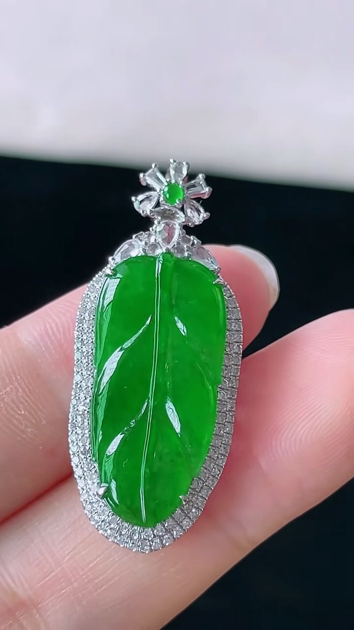 【翡翠名称】18K金镶钻冰辣阳绿叶子吊坠
【翡翠尺寸】含金34.7/14.5/6.5mm
【翡翠描述】宝贝种老水足，玉质细腻，色泽靓丽，性价比高，佩戴效果好！
【其它赠送】权威证书/精美挂绳盒子/支持全国复检