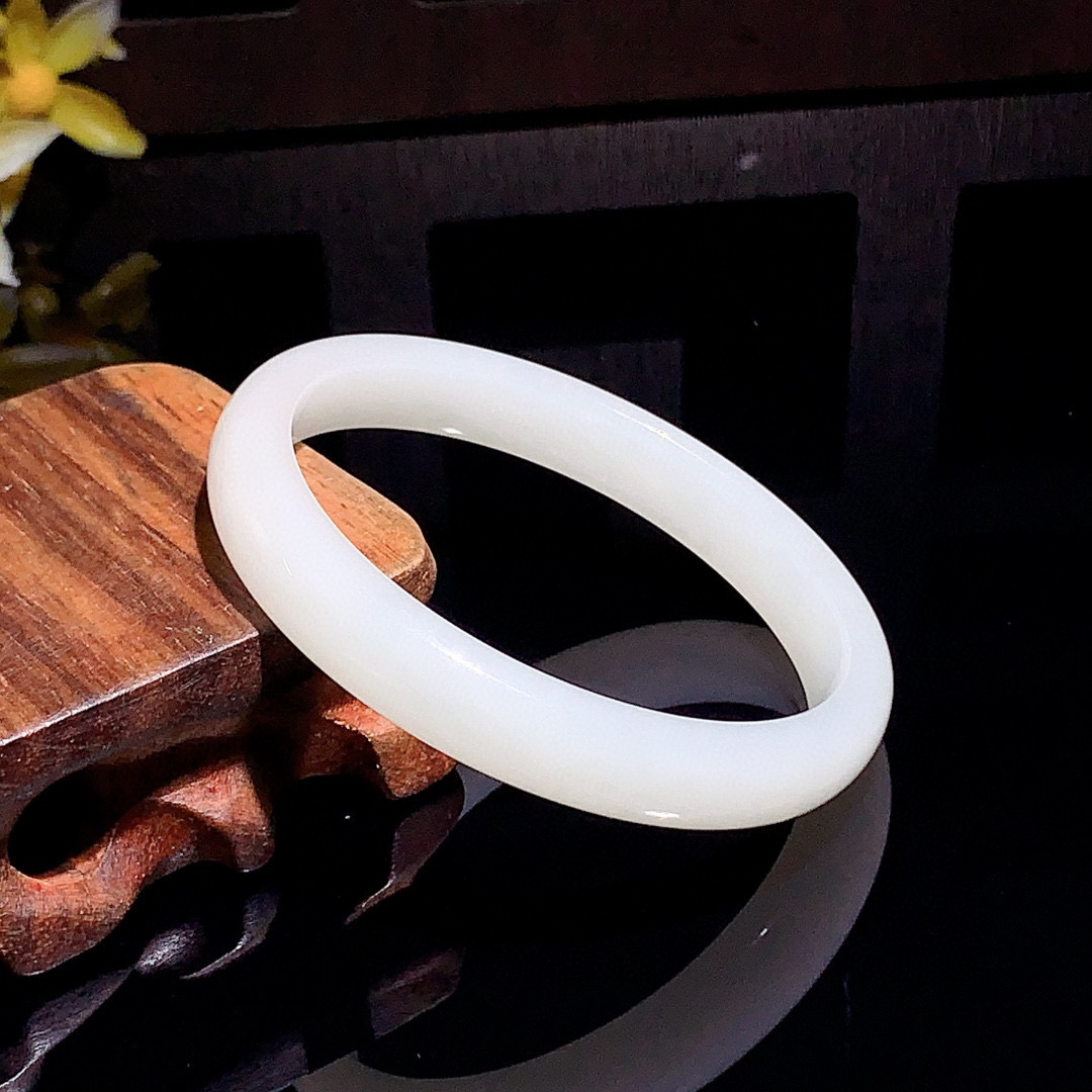 和田玉53圈口羊脂白手镯！玉质细腻油润 底色纯净 无裂无杂 脂粉好，品质高。