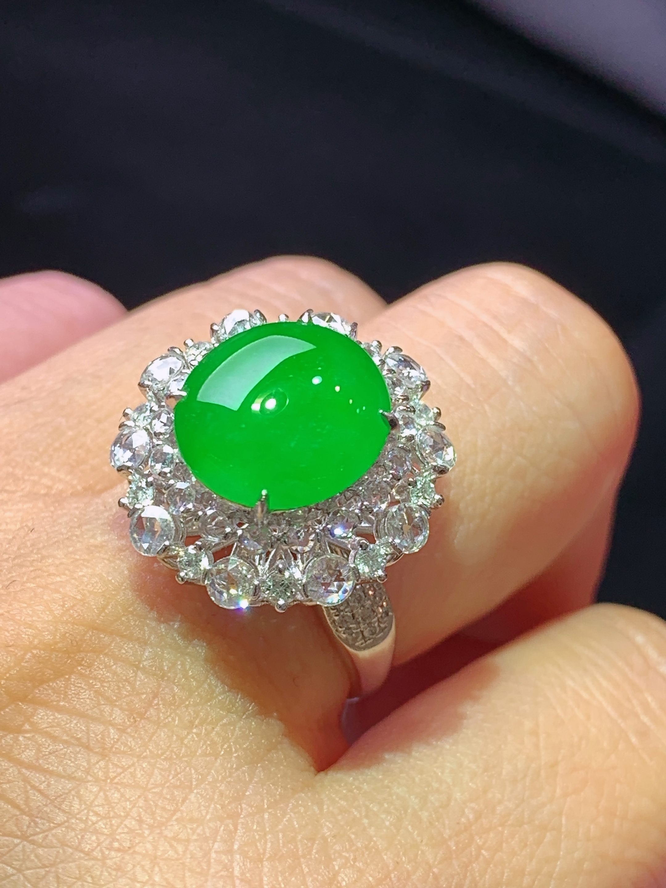 8k金钻镶嵌冰满绿蛋面戒指 玉质细腻 色泽艳丽清新 水润亮眼 圈口14.5 整体尺寸19.5*18.5*13L3