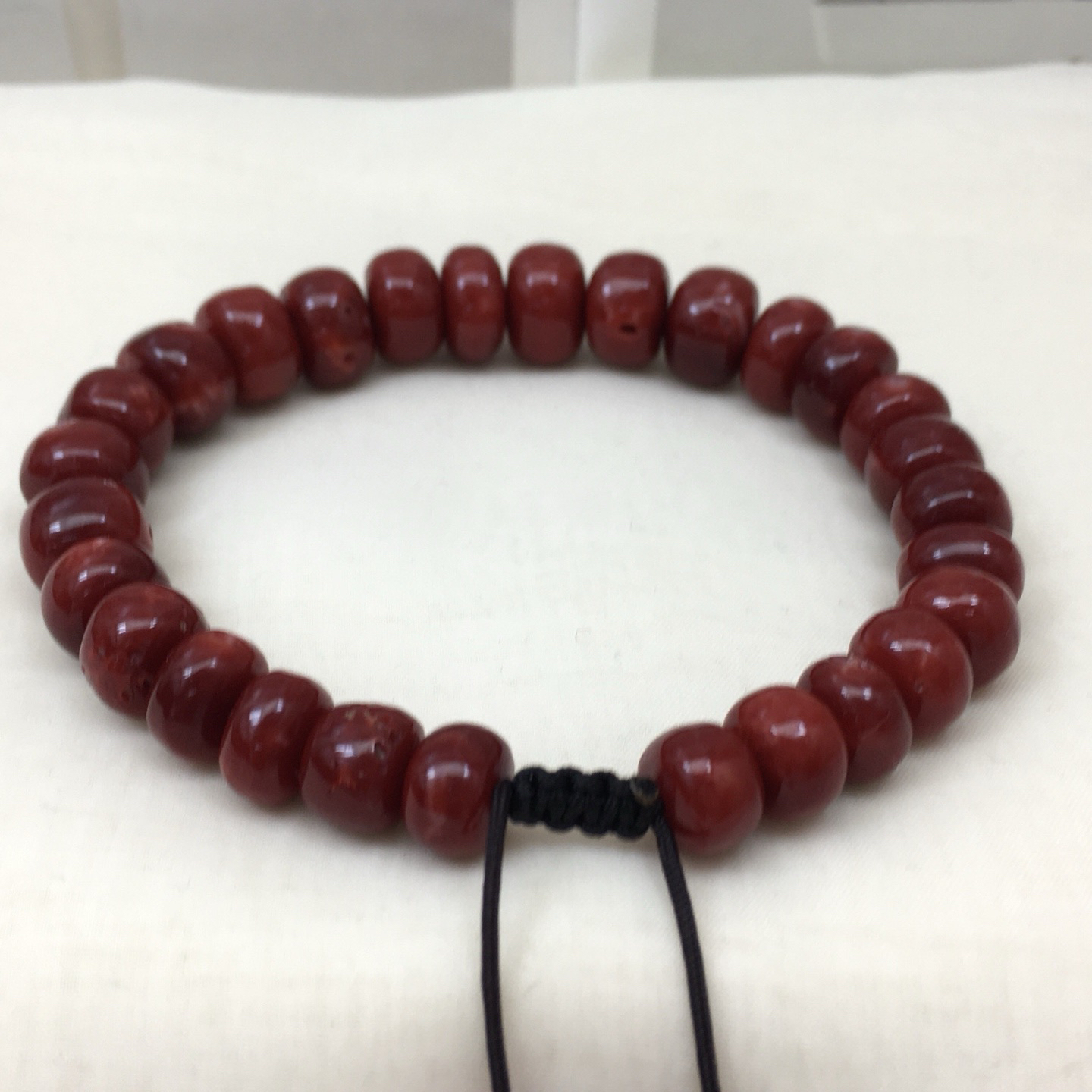 【天然日本阿卡赤血牛血红珊瑚11mm鼓珠单圈手串】天然无添加无优化，日本产地，阿卡材料、高瓷度，赤血牛血红颜色，珠子直径11-8.1mm，每颗珠子均为天然的珊瑚，珊瑚自古就为佛教珍宝，深海千年有机宝石！材料限制裸石有阿卡标志性白芯眼，收藏价值高、可传承！重量30.75克。