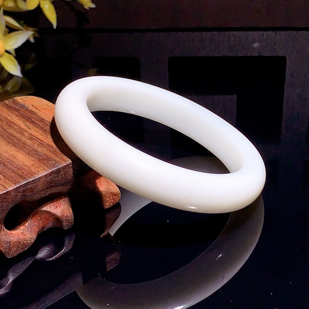 和田玉54.5圈白玉手镯！玉质细腻油润 底色纯净 无裂无杂 脂粉好，品质高。