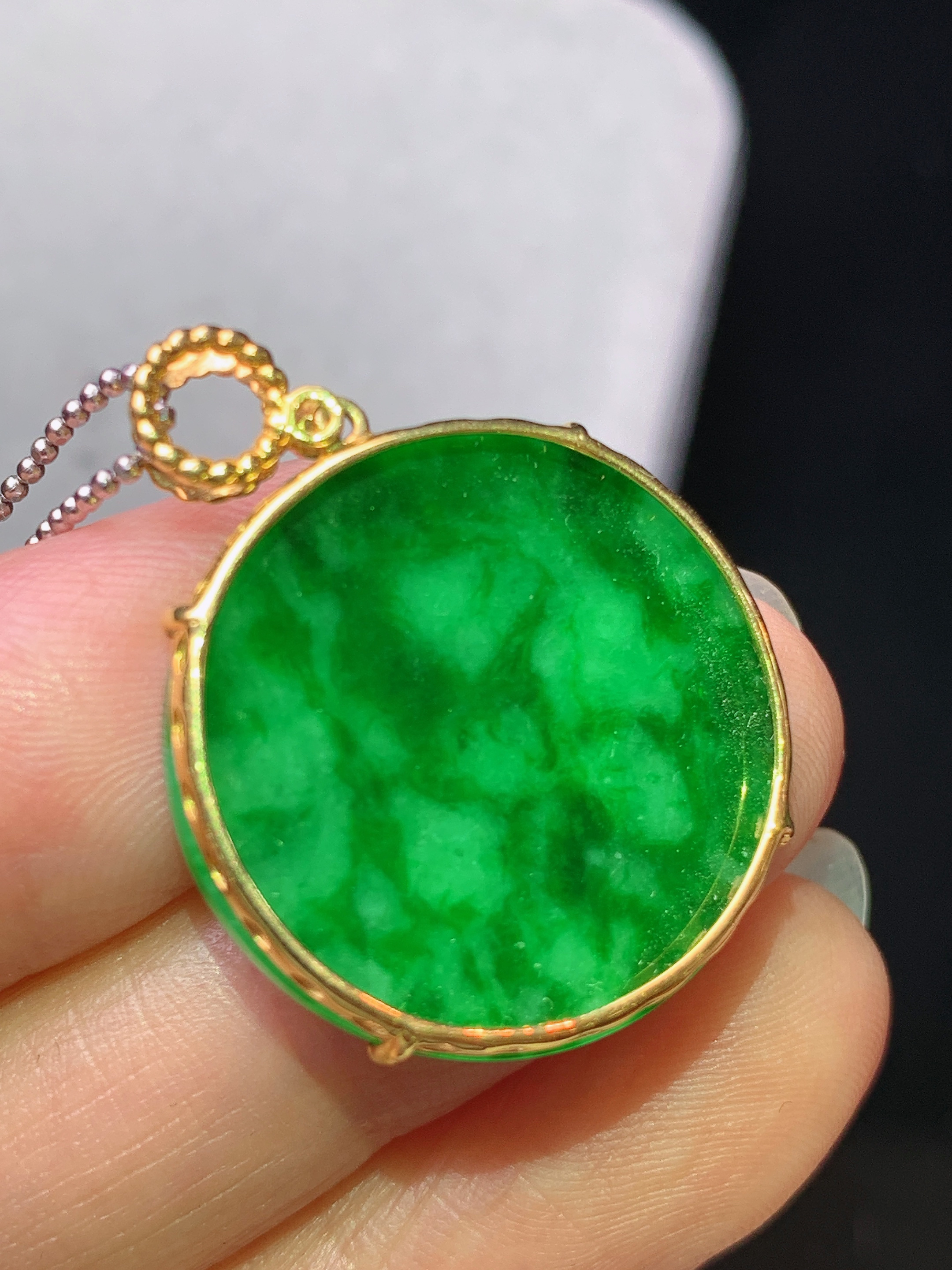 8k金镶嵌飘辣绿圆牌吊坠 玉质细腻 色泽艳丽清新 水润亮眼 整体尺寸30.2*22.2*3.5m1