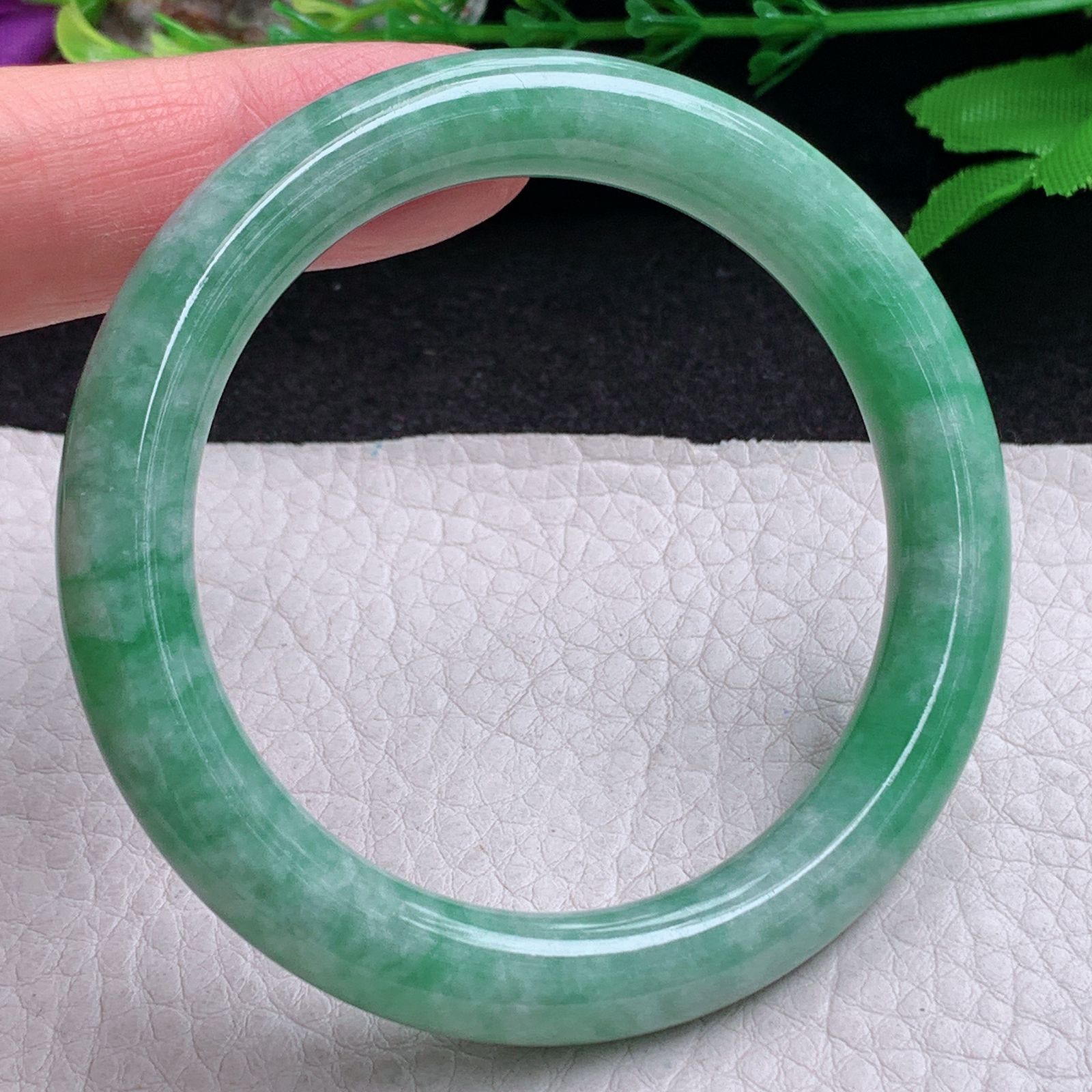 n小圈口52*8.8美人镯 缅甸翡翠a货手镯飘绿秀气圆条叮当镯