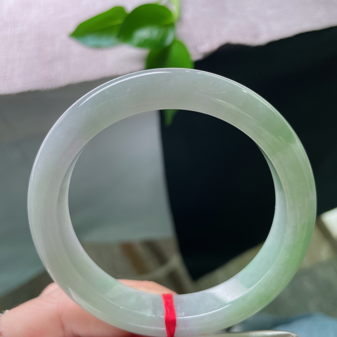 58/12.1/8.9，浅绿底正圈，水润细腻，不漂不浮，如一池春潭，洒金，无裂，ss50089a