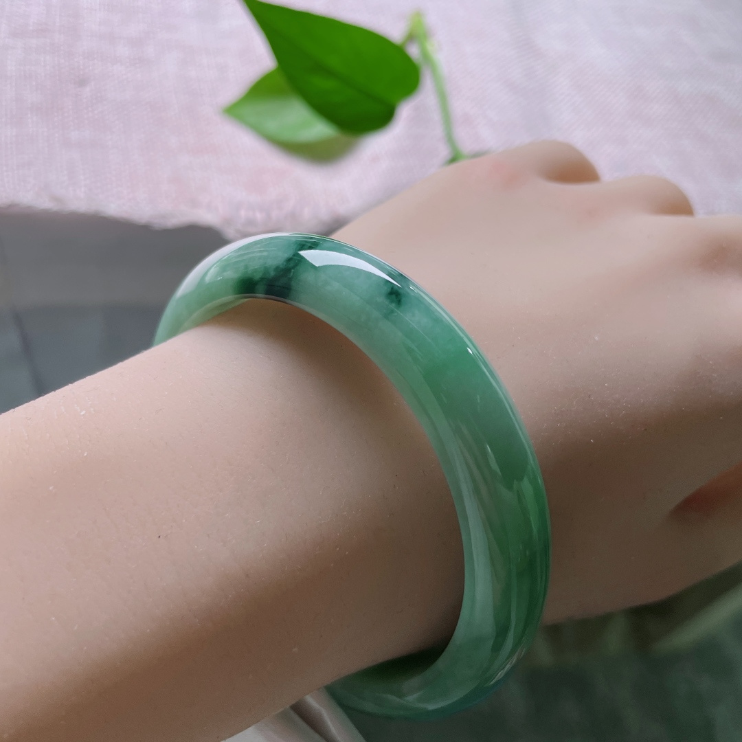 56.6/11.8/7.4飘花正圈，水润细腻，一抹蓝底花，倾心贵气，无裂，ss51324a