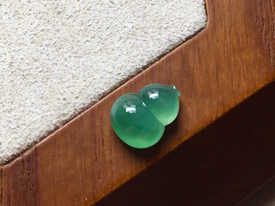 ️ 冰绿葫芦，底色青翠漂亮，厚实讨喜，无裂，尺寸10.8/8.2/4.5